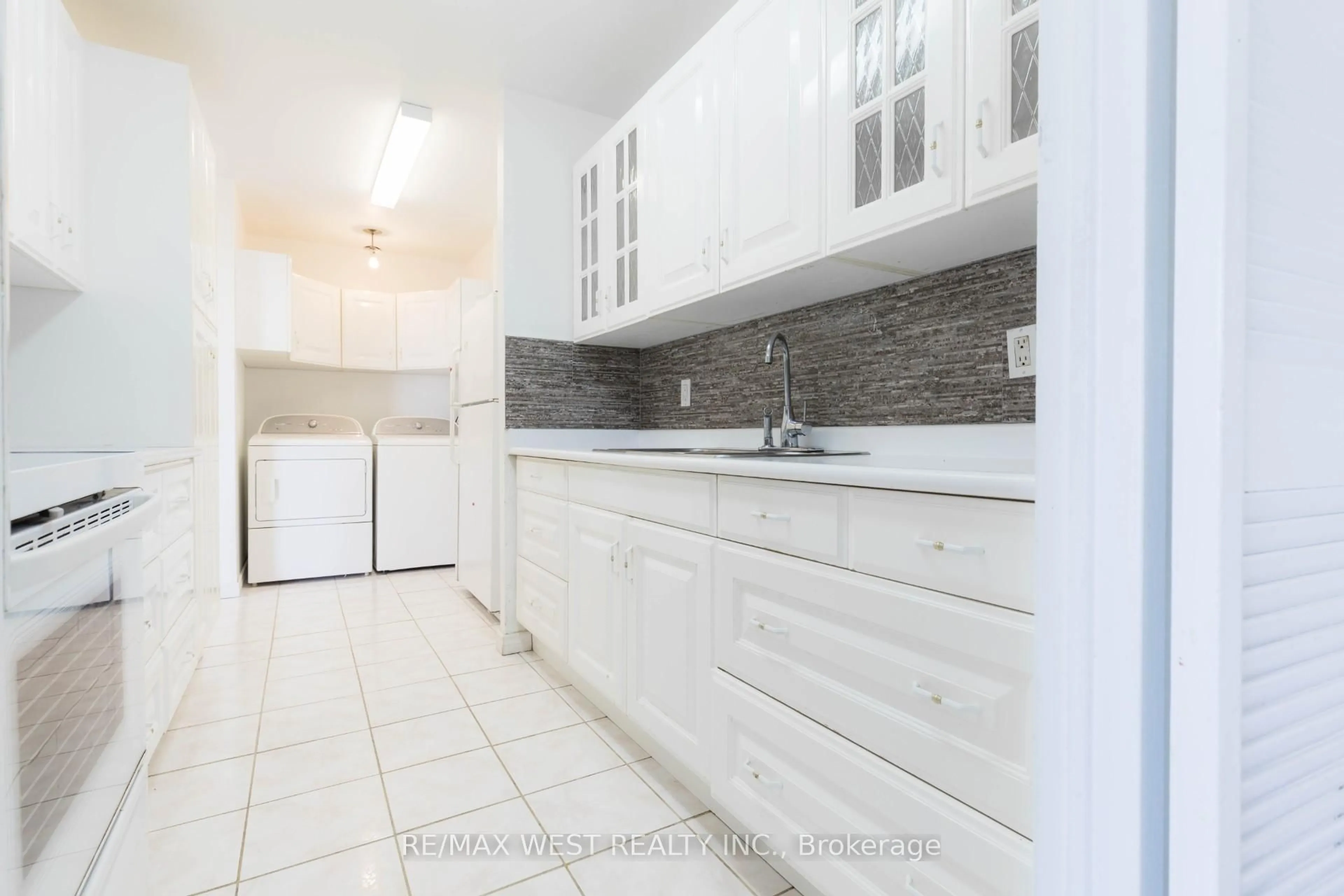 Standard kitchen, ceramic/tile floor for 3025 Queen Frederica Dr #1503, Mississauga Ontario L4Y 3A1