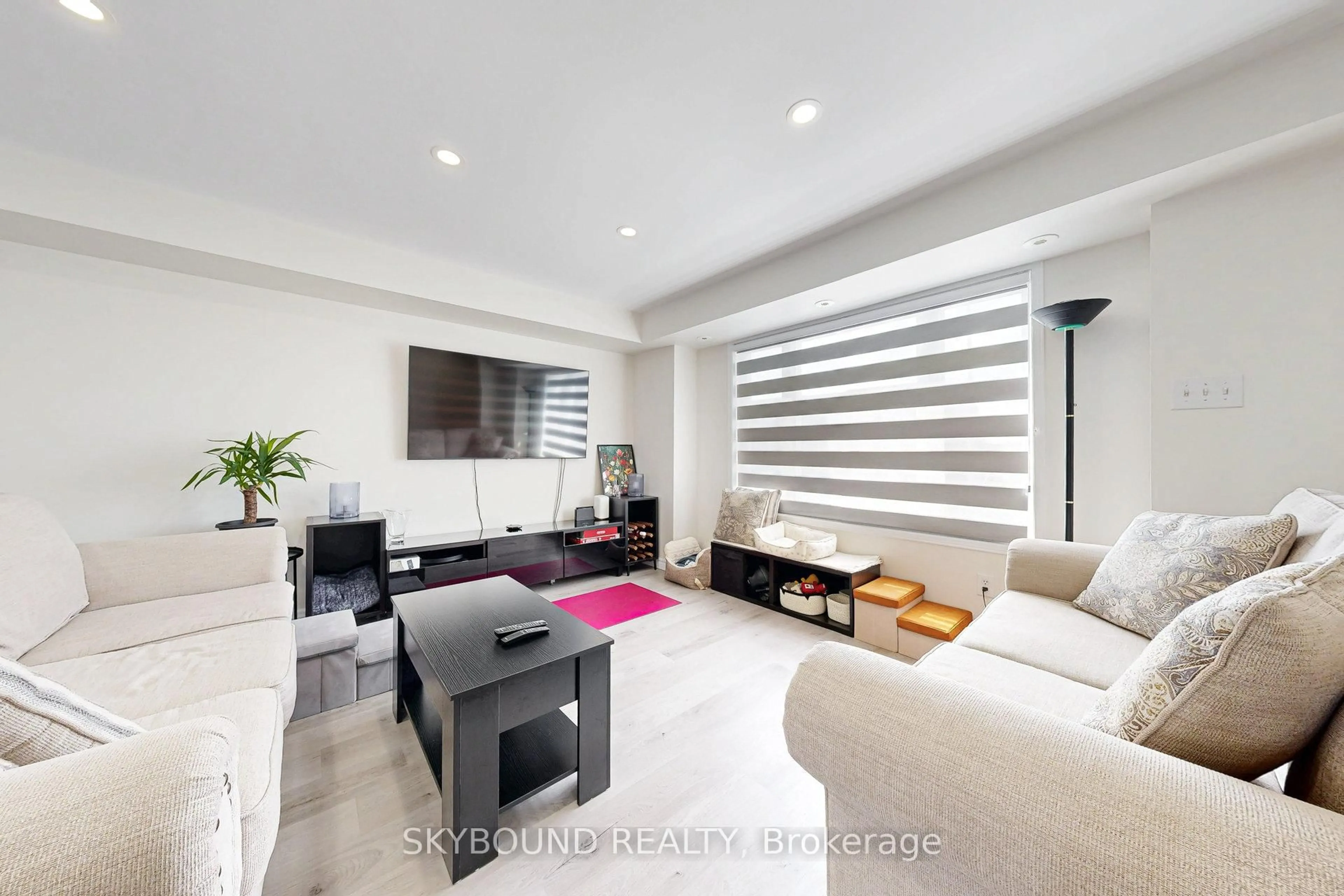 Living room with furniture, unknown for 3088 Eglinton Ave #85, Mississauga Ontario L5M 8C5