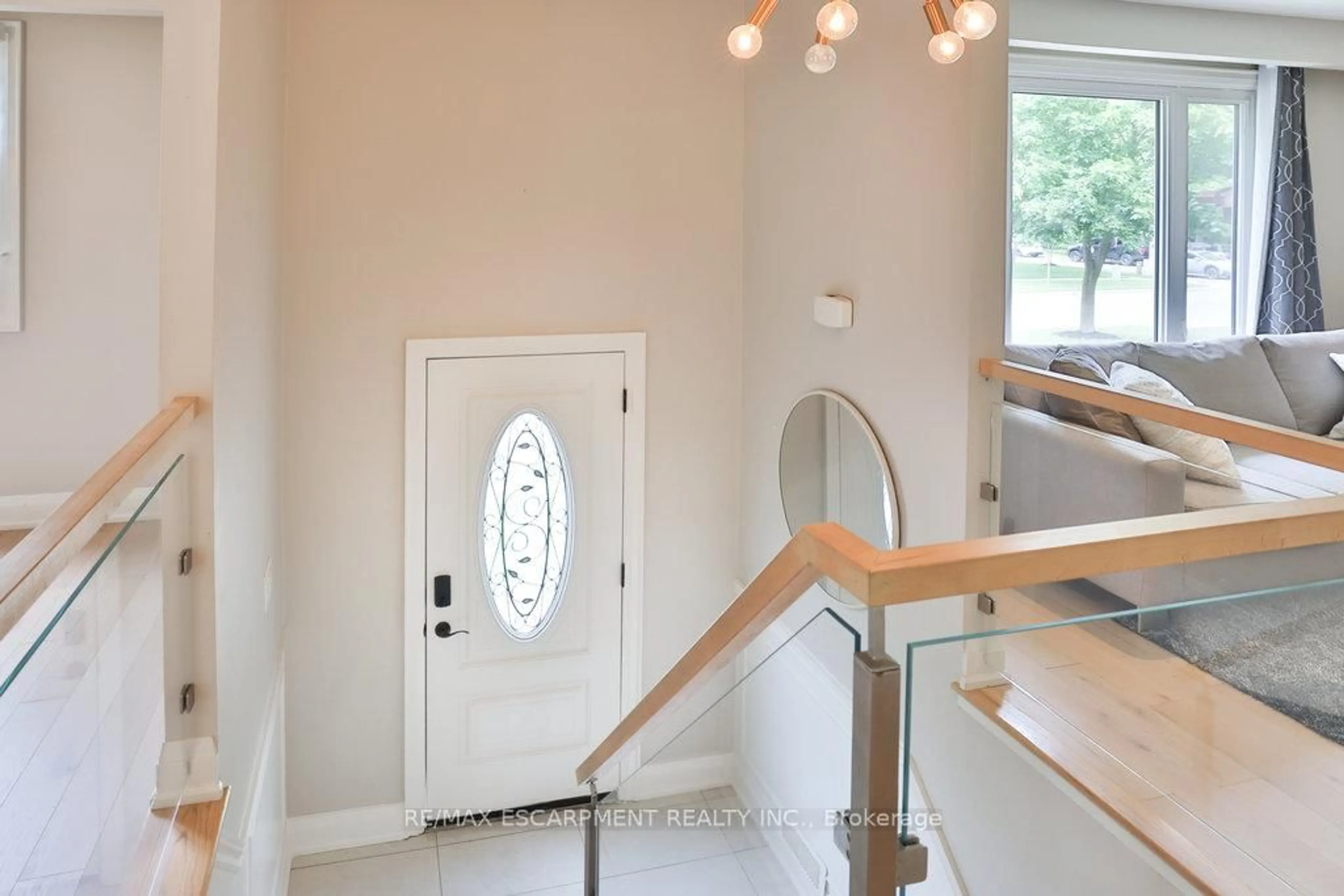Indoor entryway for 3354 Bristol Dr, Burlington Ontario L7M 1W4