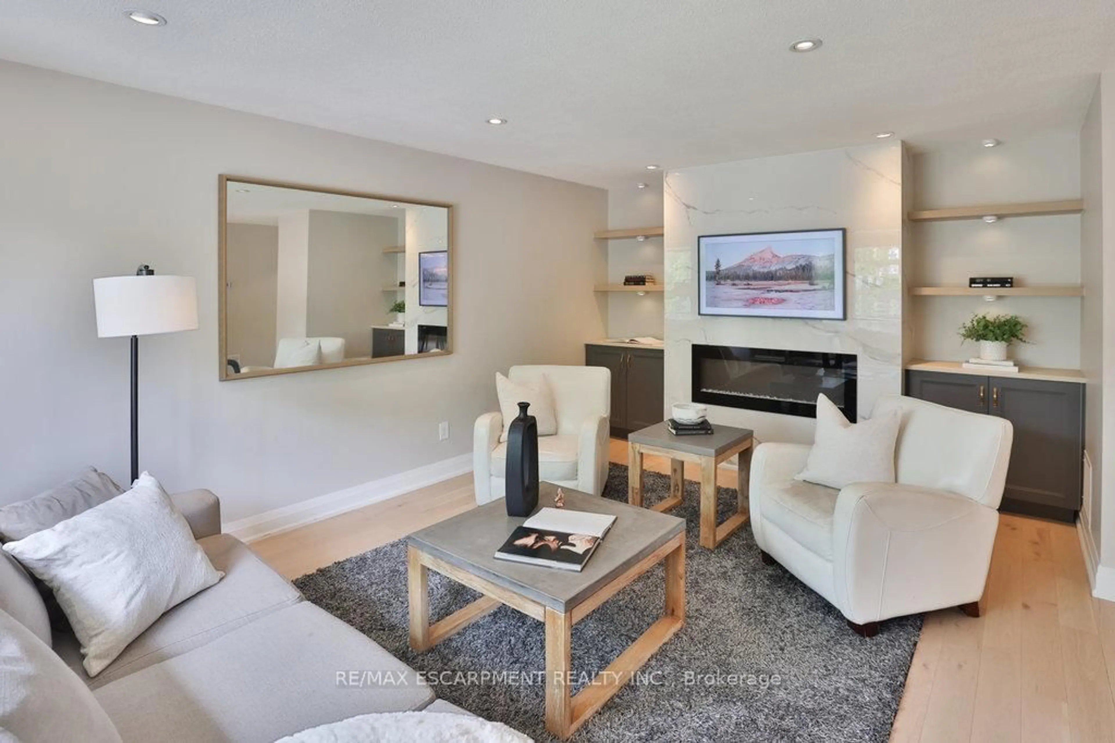 Living room with furniture, unknown for 3354 Bristol Dr, Burlington Ontario L7M 1W4