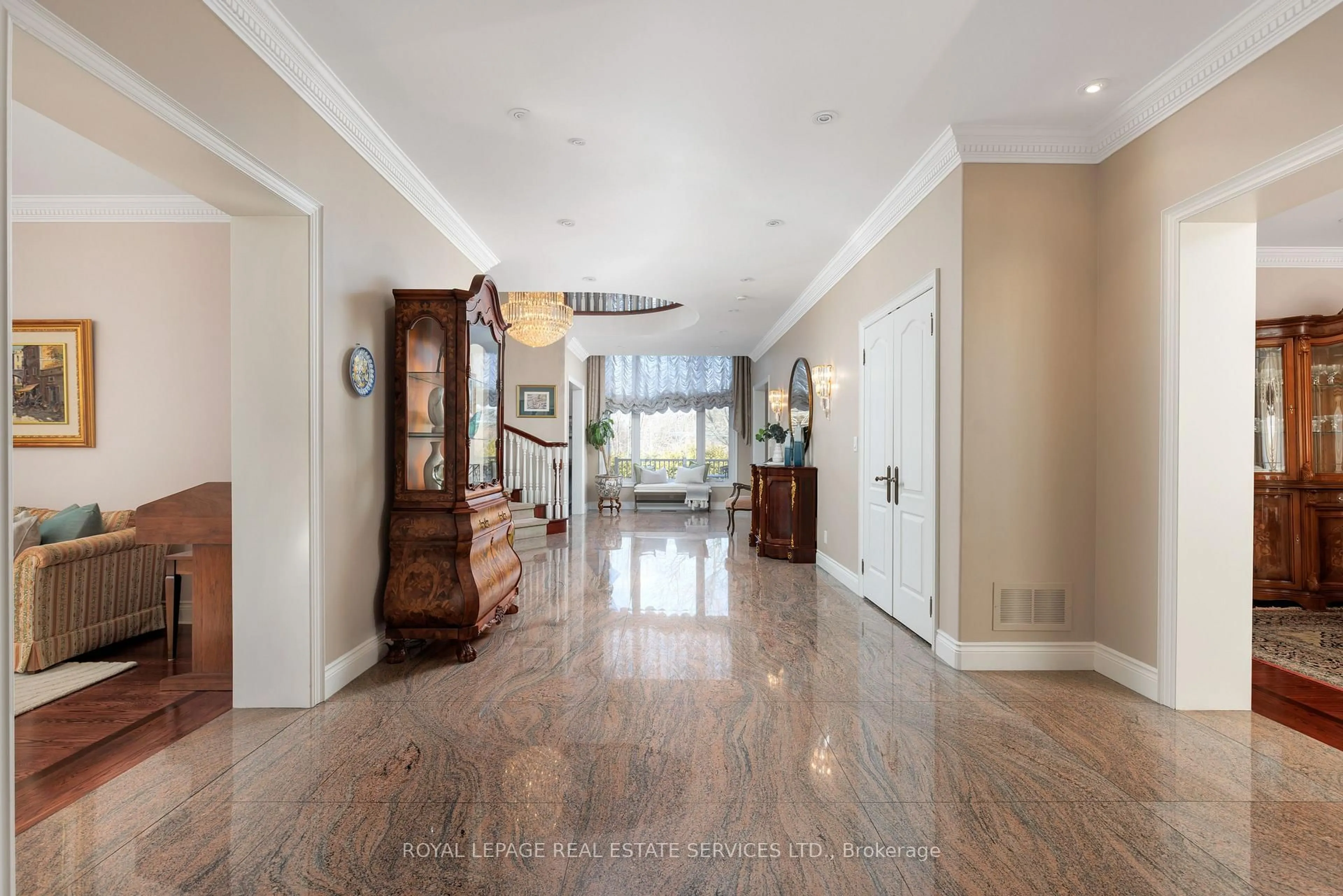 Indoor foyer for 64 Yorkleigh Ave, Toronto Ontario M9P 1Y5