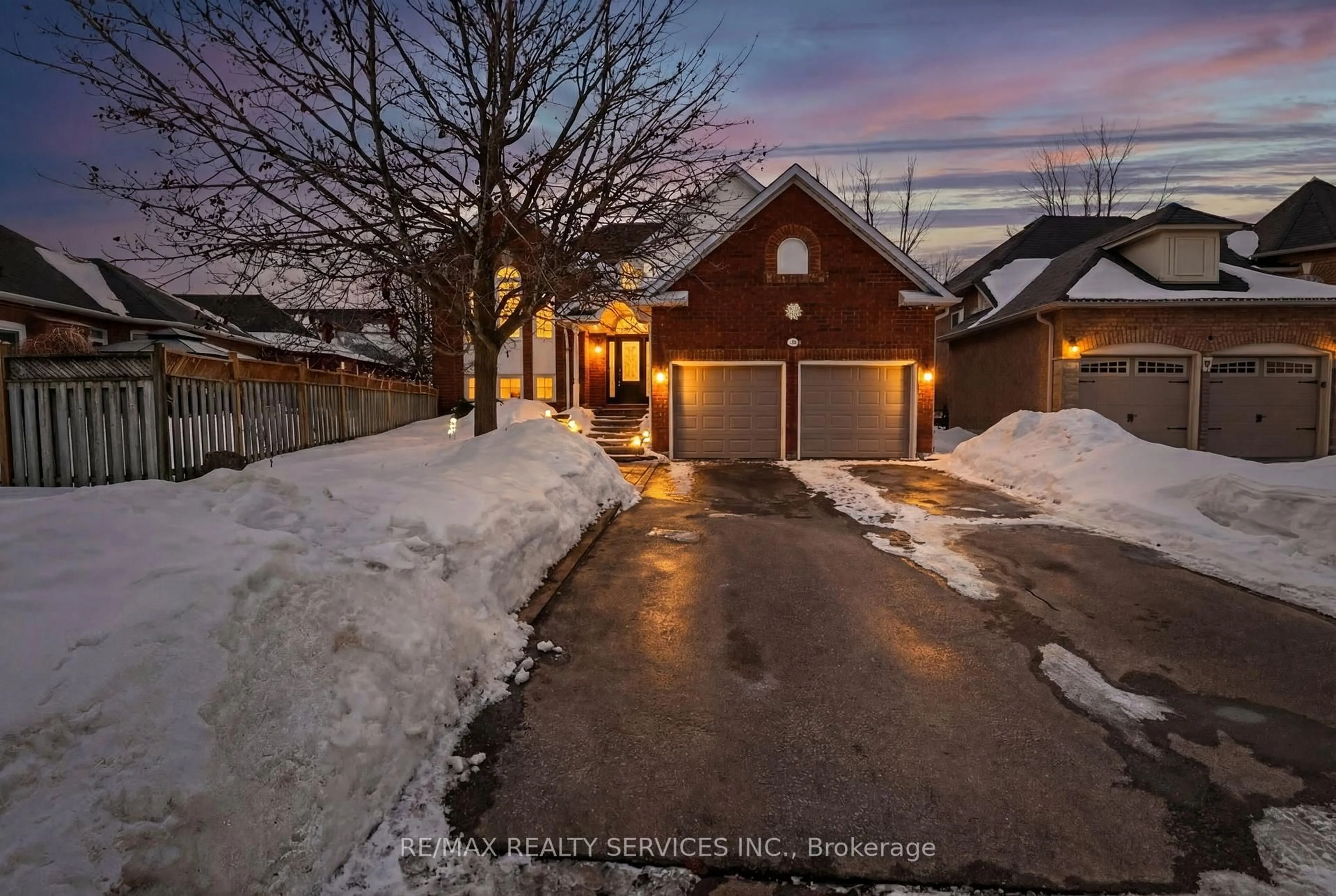 A pic from outside/outdoor area/front of a property/back of a property/a pic from drone, street for 4 Valleybrae Crt, Caledon Ontario L7C 1B8