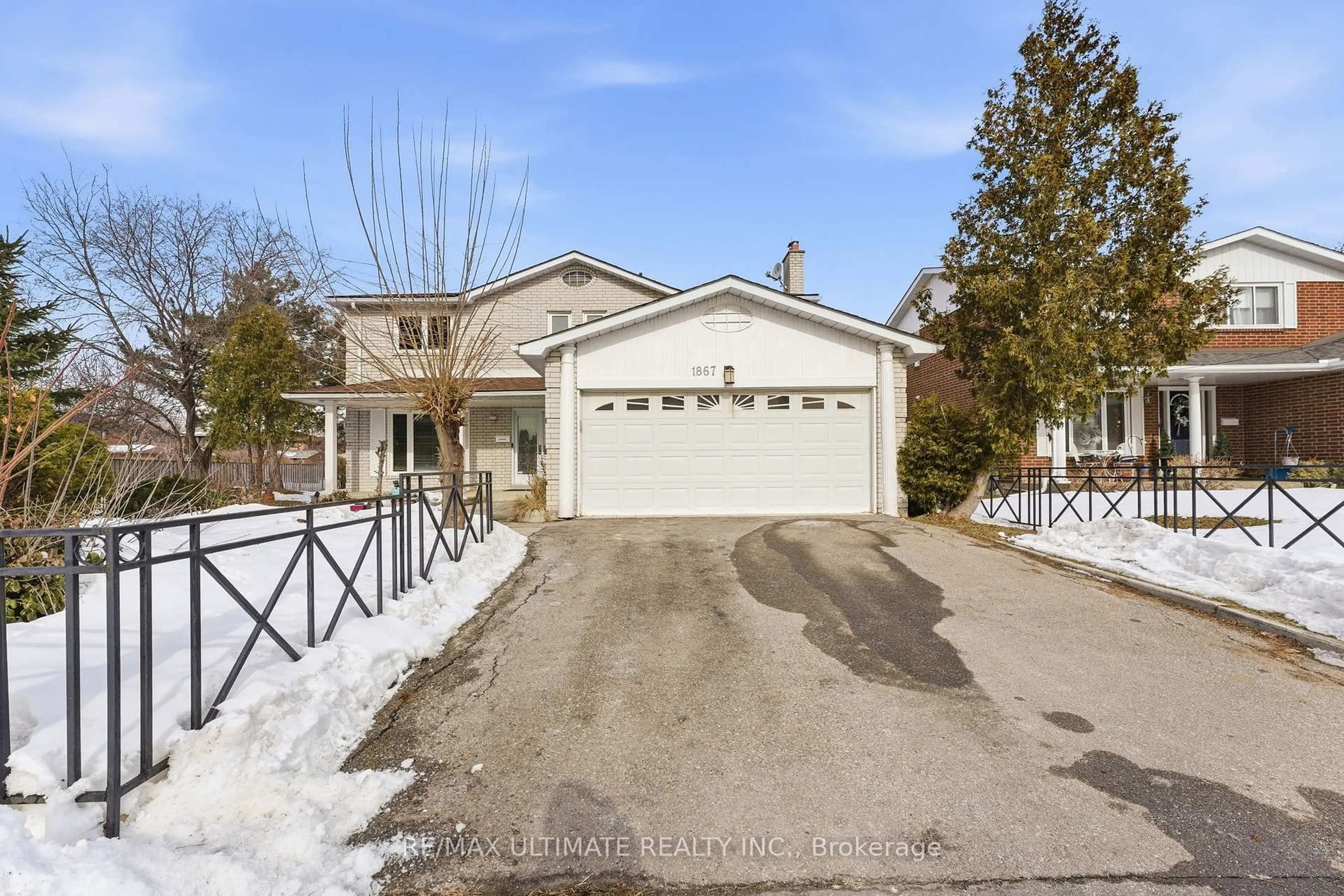 A pic from outside/outdoor area/front of a property/back of a property/a pic from drone, street for 1867 Bough Beeches Blvd, Mississauga Ontario L4W 2J8