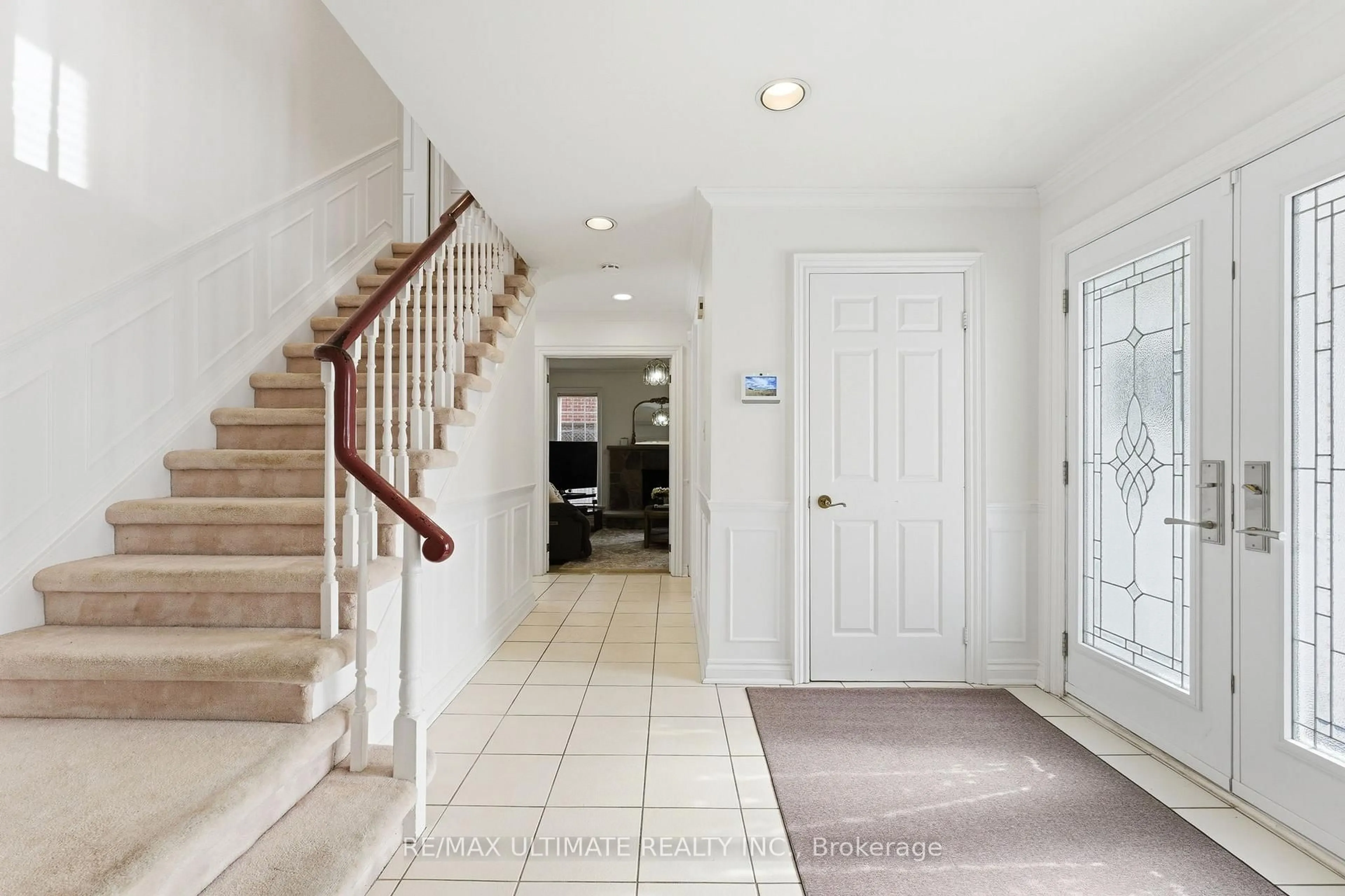 Indoor entryway for 1867 Bough Beeches Blvd, Mississauga Ontario L4W 2J8