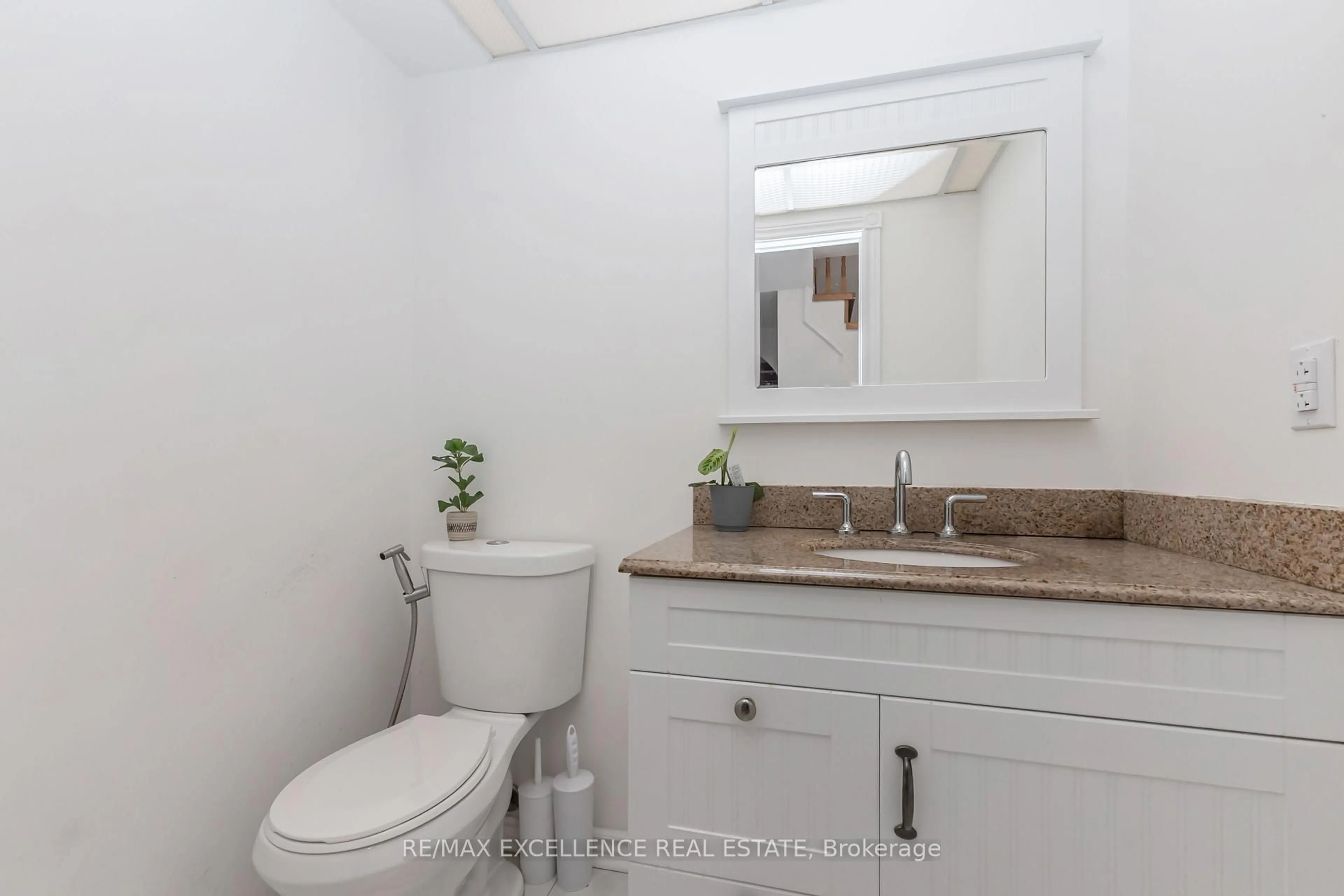 Standard bathroom, ceramic/tile floor for 2962 Saint Malo Circ, Mississauga Ontario L5N 1S9