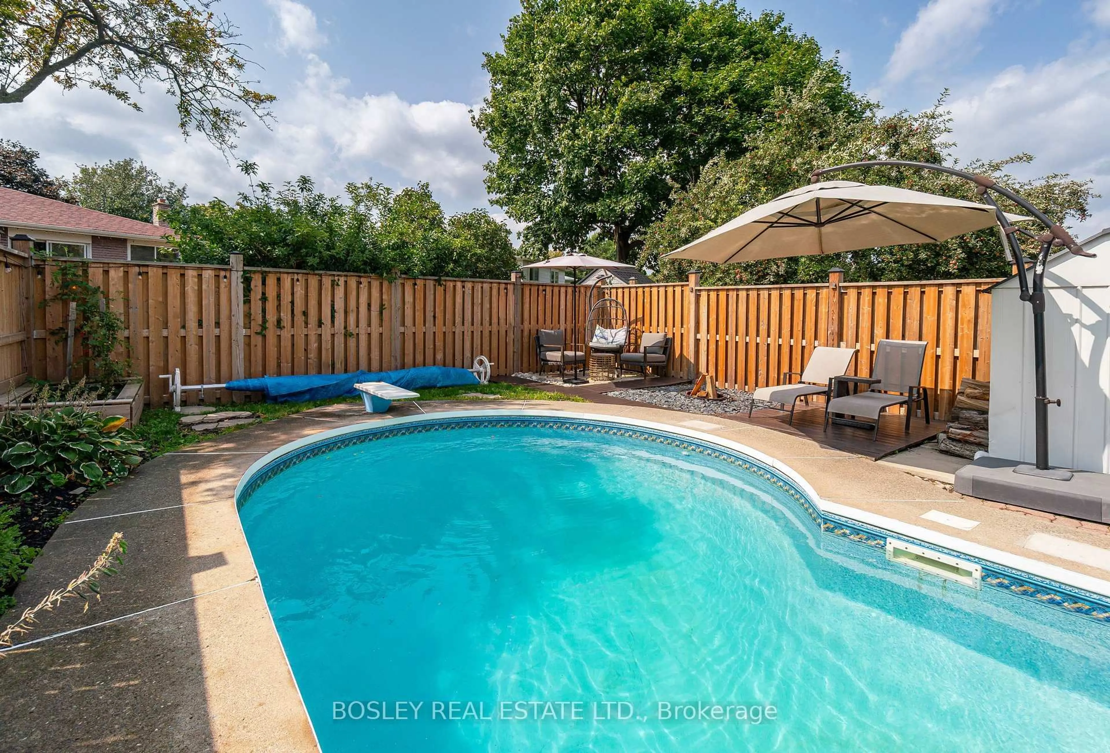 Pool for 801 Eaglemount Cres, Mississauga Ontario L5C 1H2