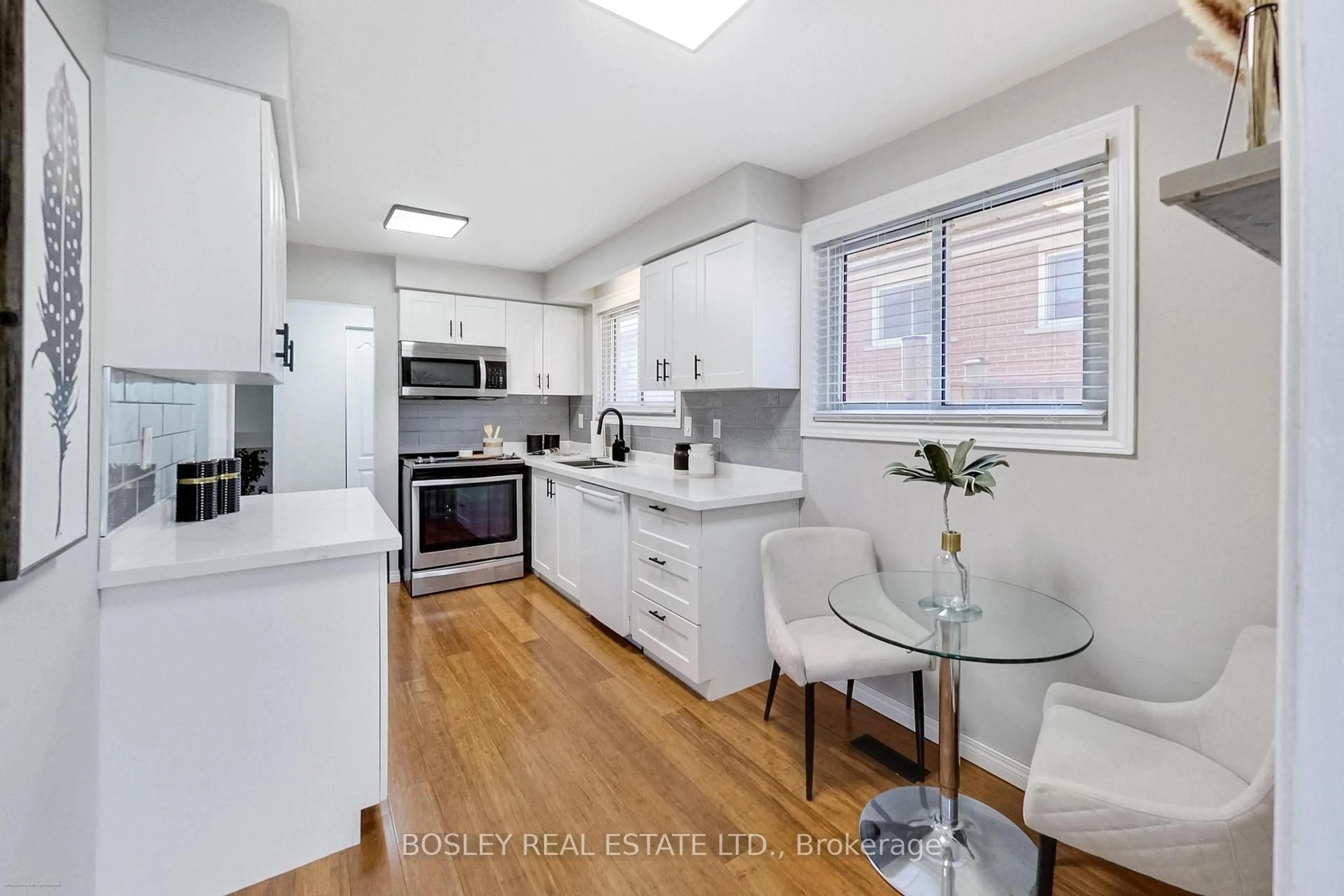 Open concept kitchen, unknown for 801 Eaglemount Cres, Mississauga Ontario L5C 1H2