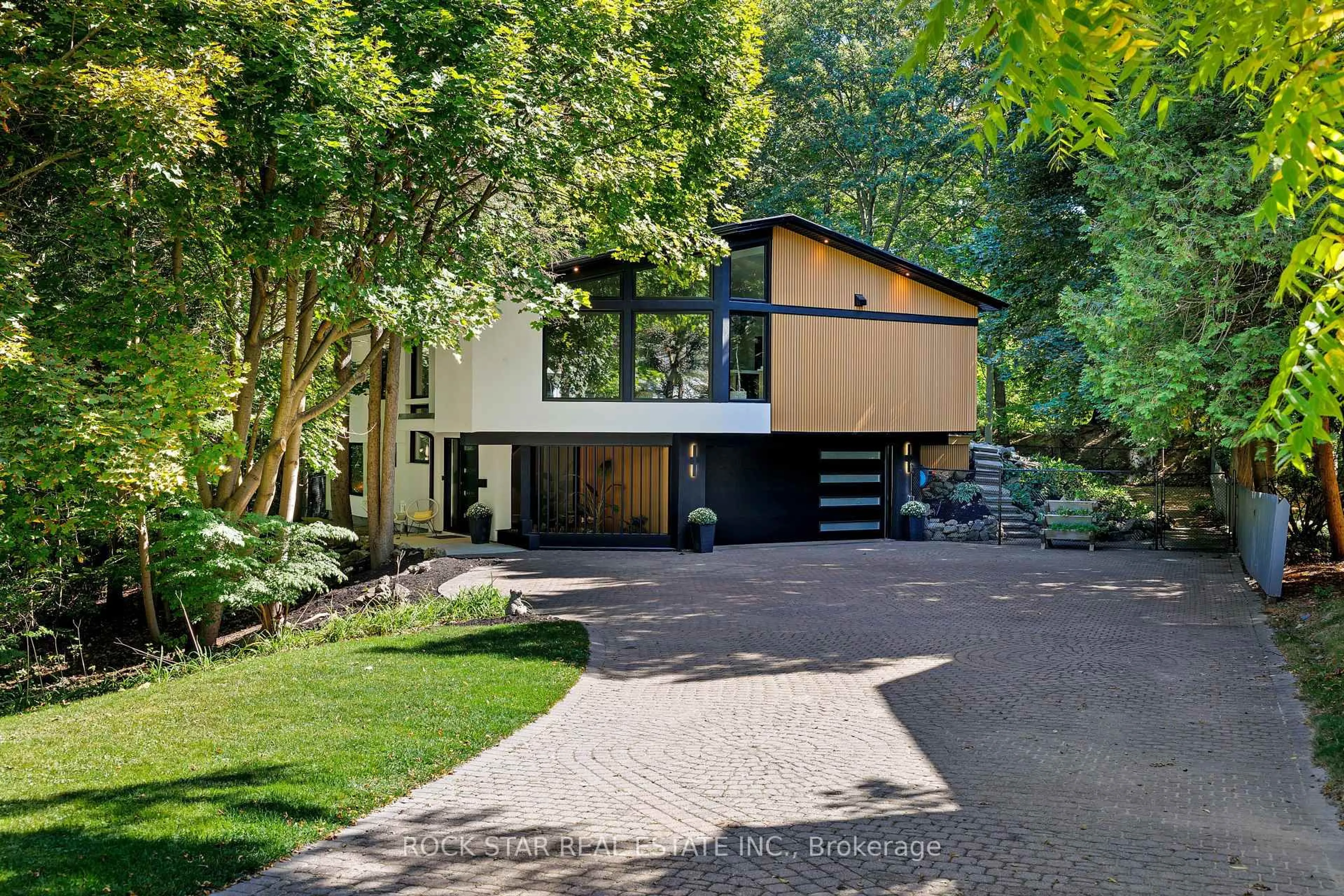 Home with brick exterior material, street for 1113 GREENOAKS Dr, Mississauga Ontario L5J 3A1