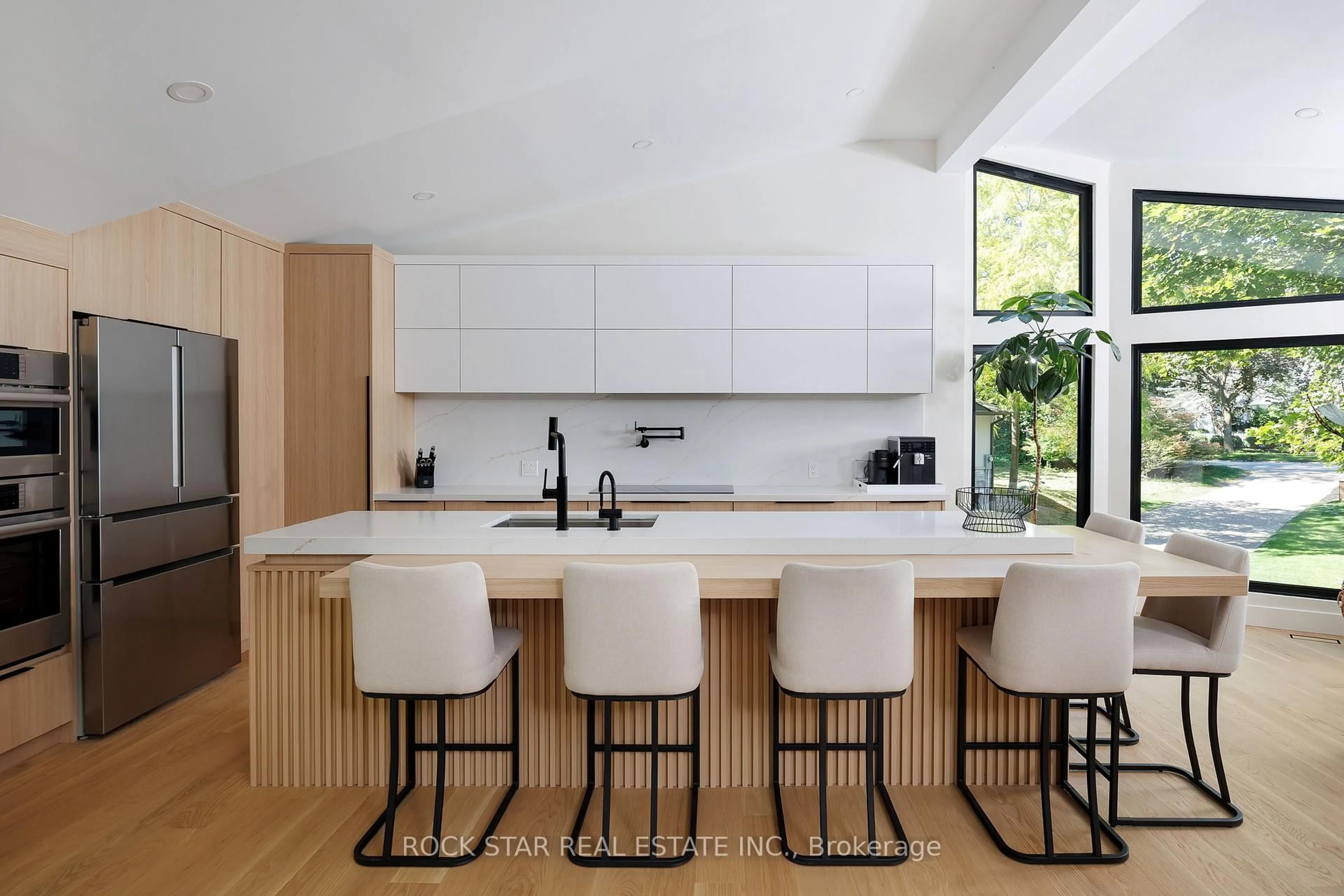 Contemporary kitchen, ceramic/tile floor for 1113 GREENOAKS Dr, Mississauga Ontario L5J 3A1