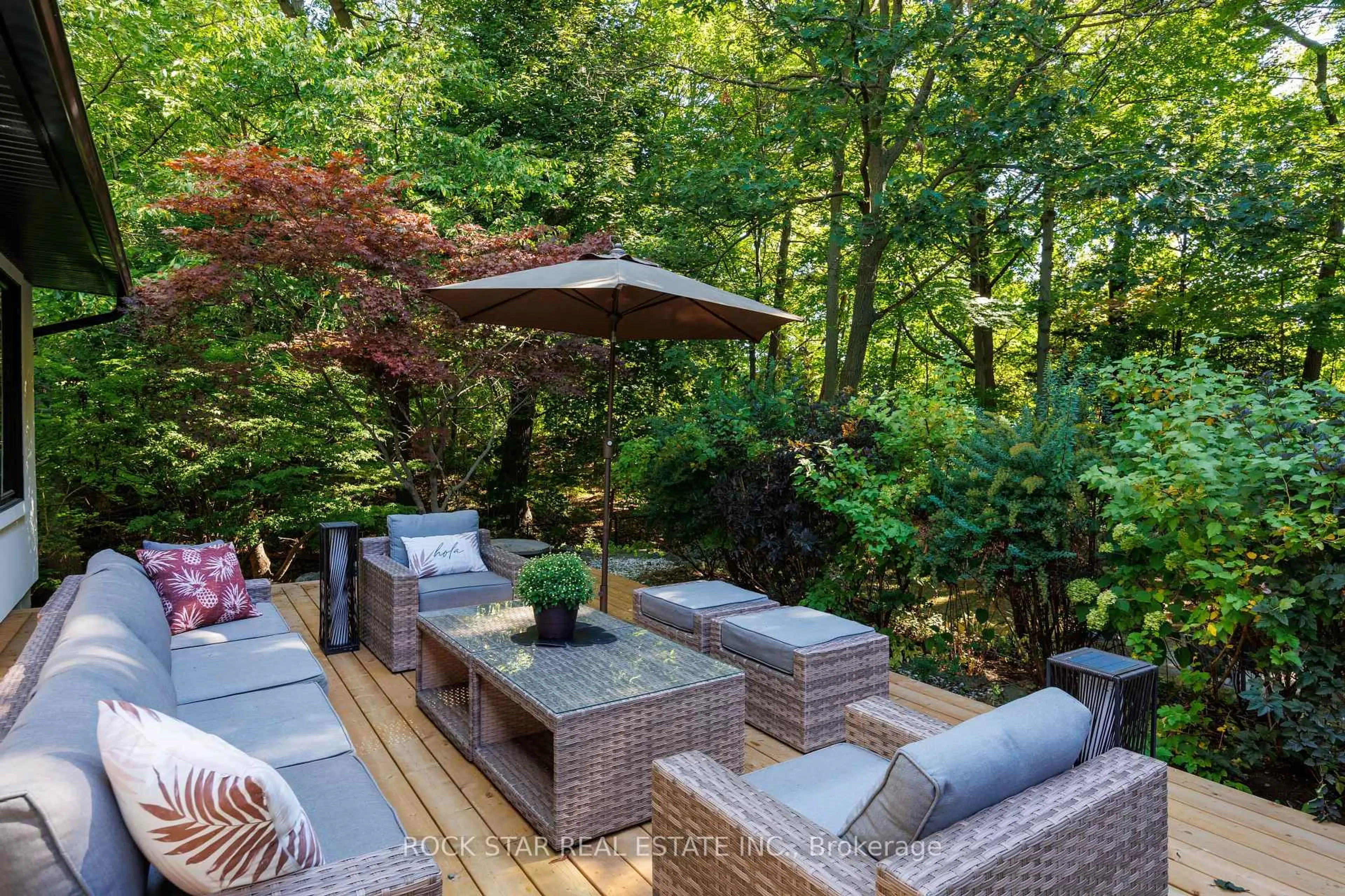 Patio, forest/trees view for 1113 GREENOAKS Dr, Mississauga Ontario L5J 3A1