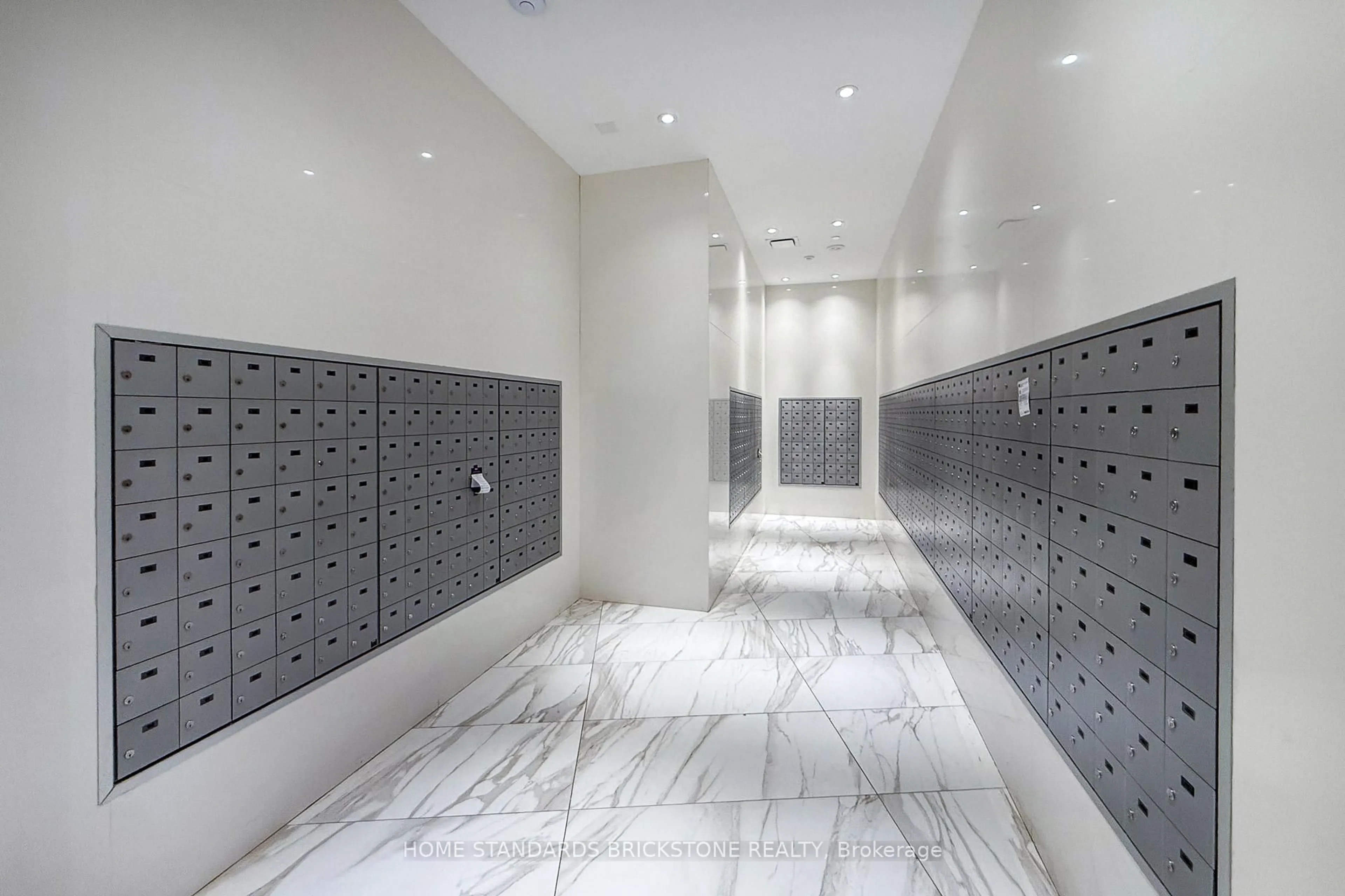 Indoor foyer for 3883 Quartz Rd #621, Mississauga Ontario L5B 0M4