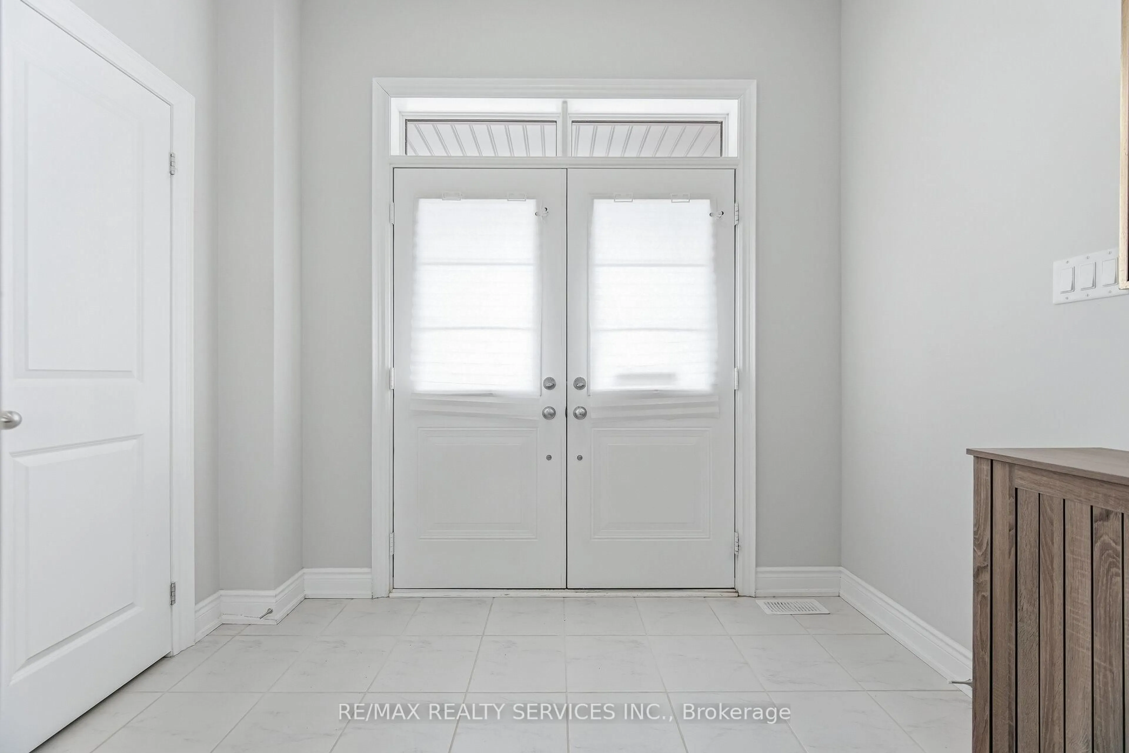 Indoor entryway for 356 clockwork Dr, Brampton Ontario L7A 5C5