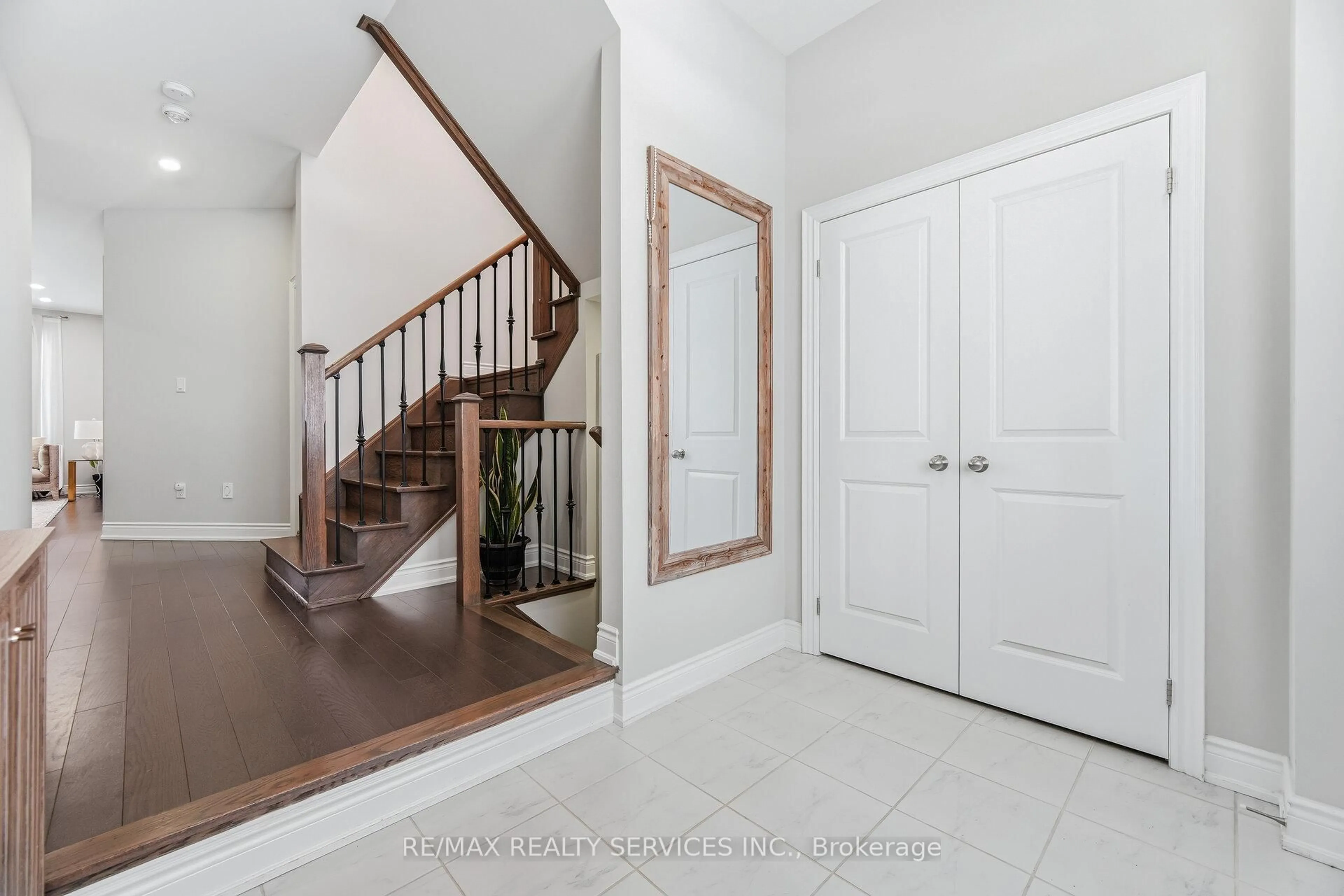 Indoor entryway for 356 clockwork Dr, Brampton Ontario L7A 5C5