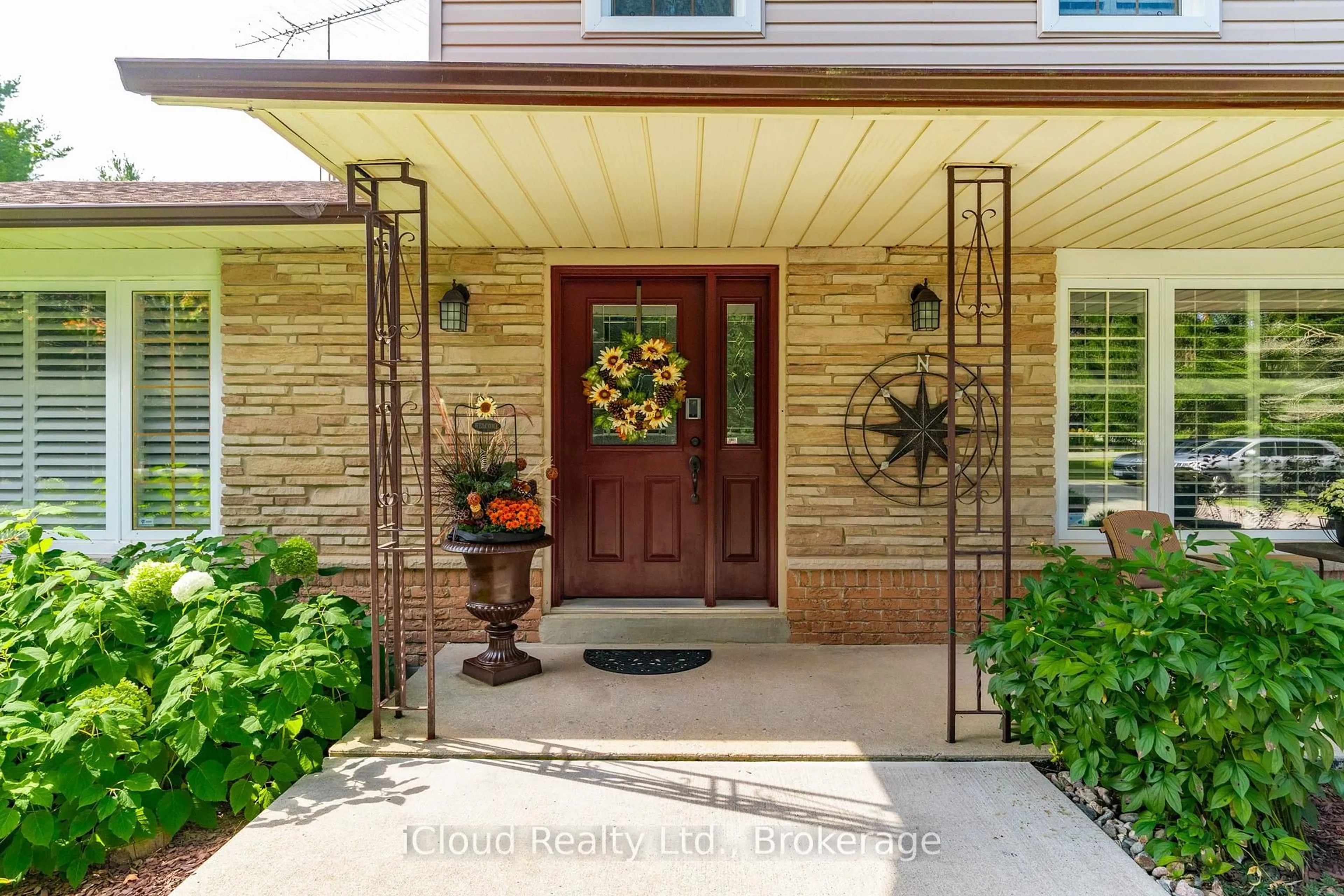 Indoor entryway for 19982 Kennedy Rd, Caledon Ontario L7K 1Y3