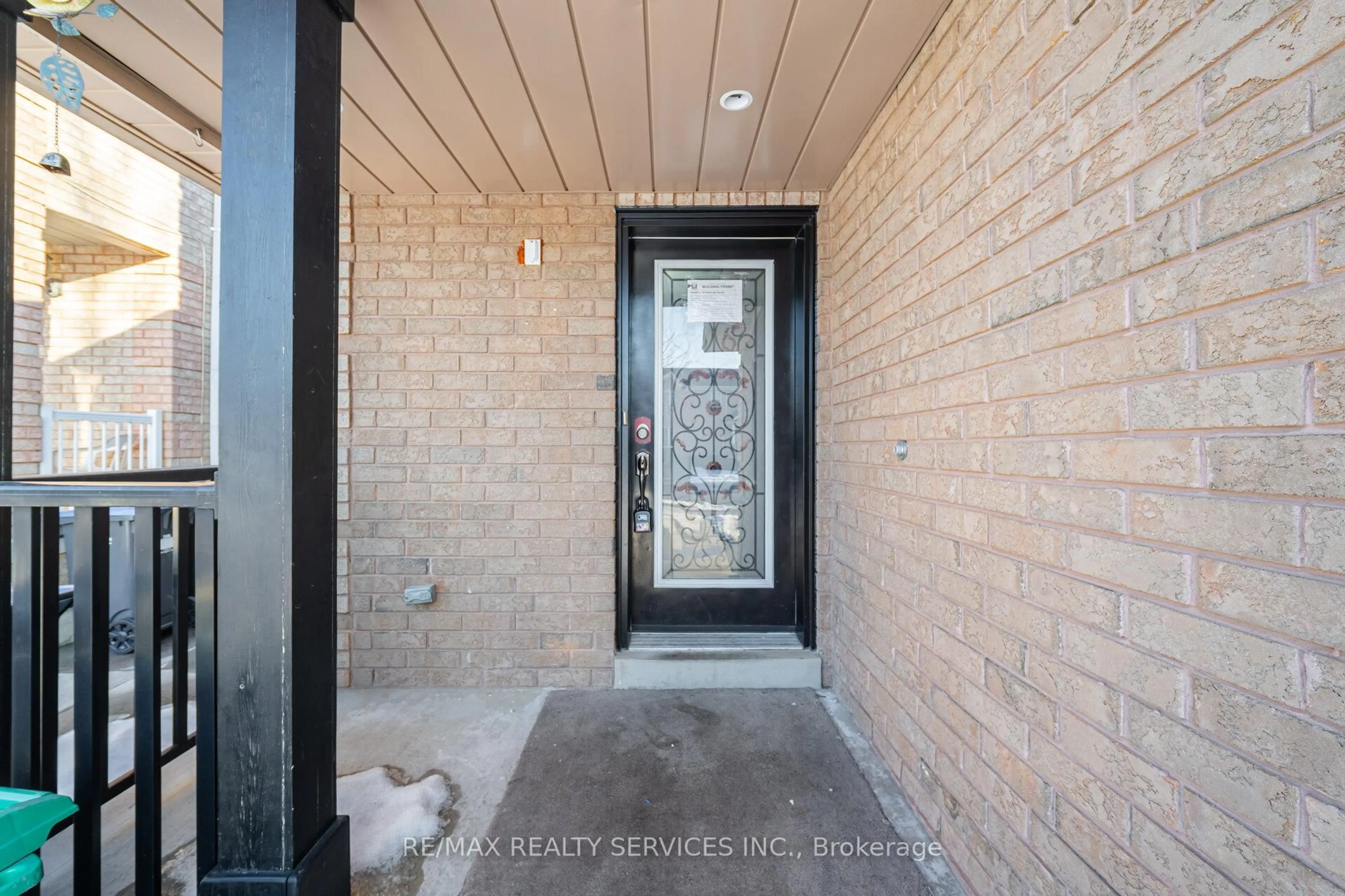 Indoor entryway for 122 Twin Pines Cres, Brampton Ontario L7A 1N1