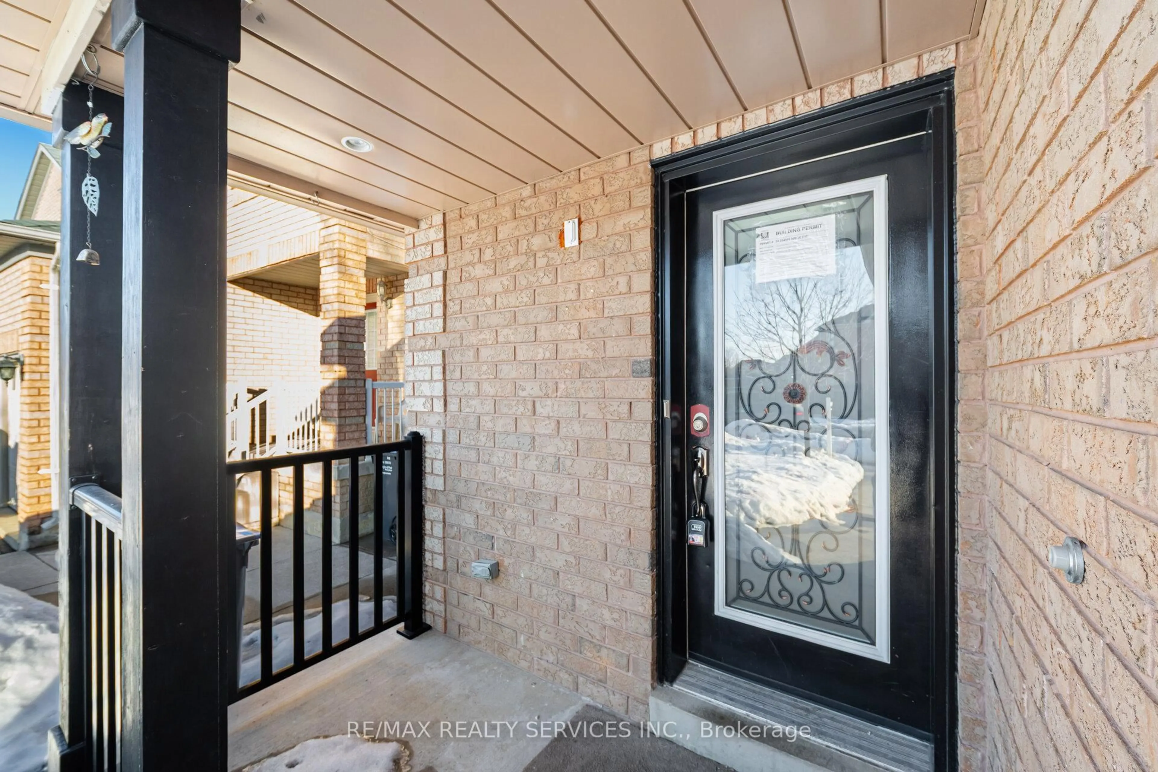 Indoor entryway for 122 Twin Pines Cres, Brampton Ontario L7A 1N1