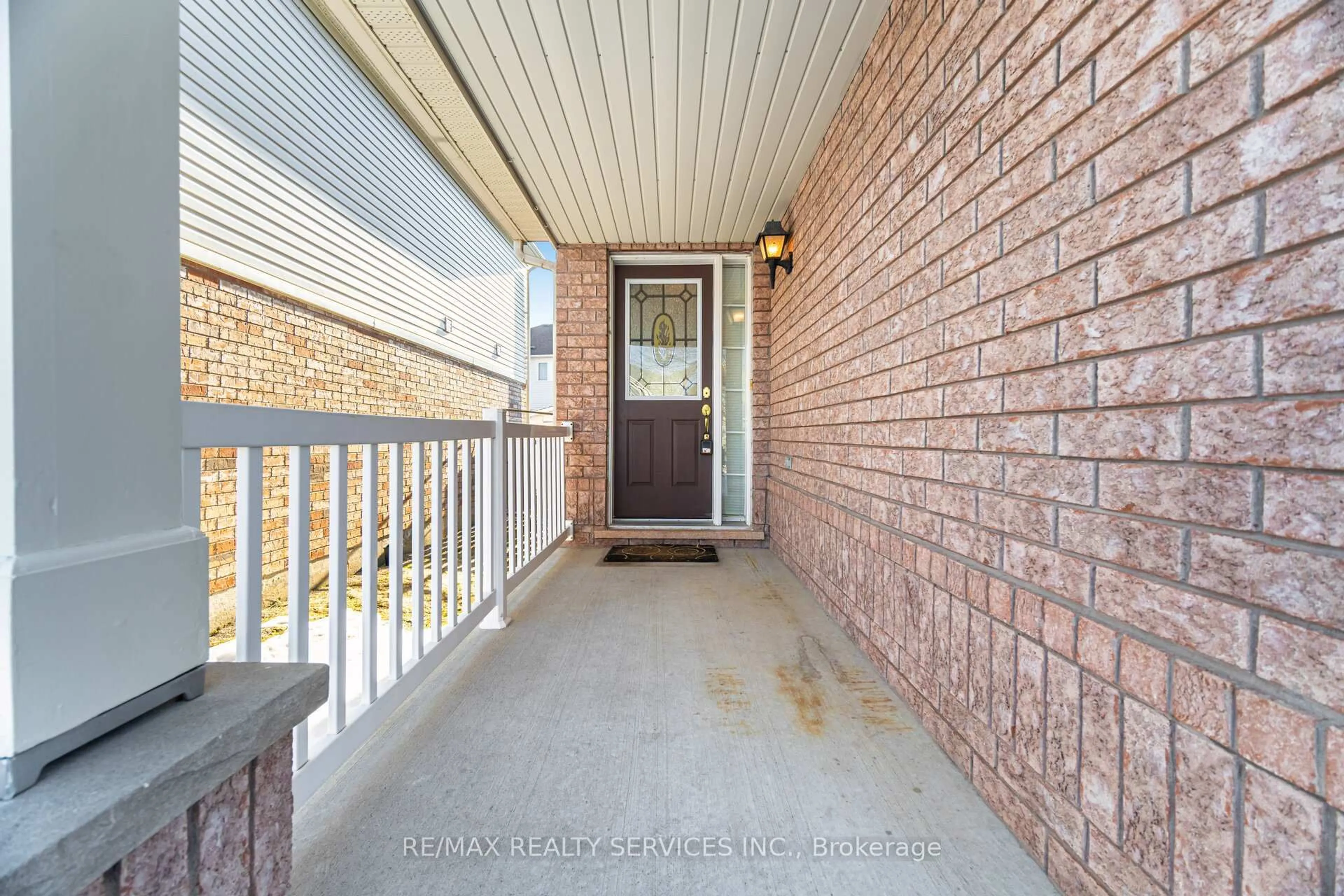 Indoor entryway for 16 MORTIMER Dr, Brampton Ontario L7A 3N1