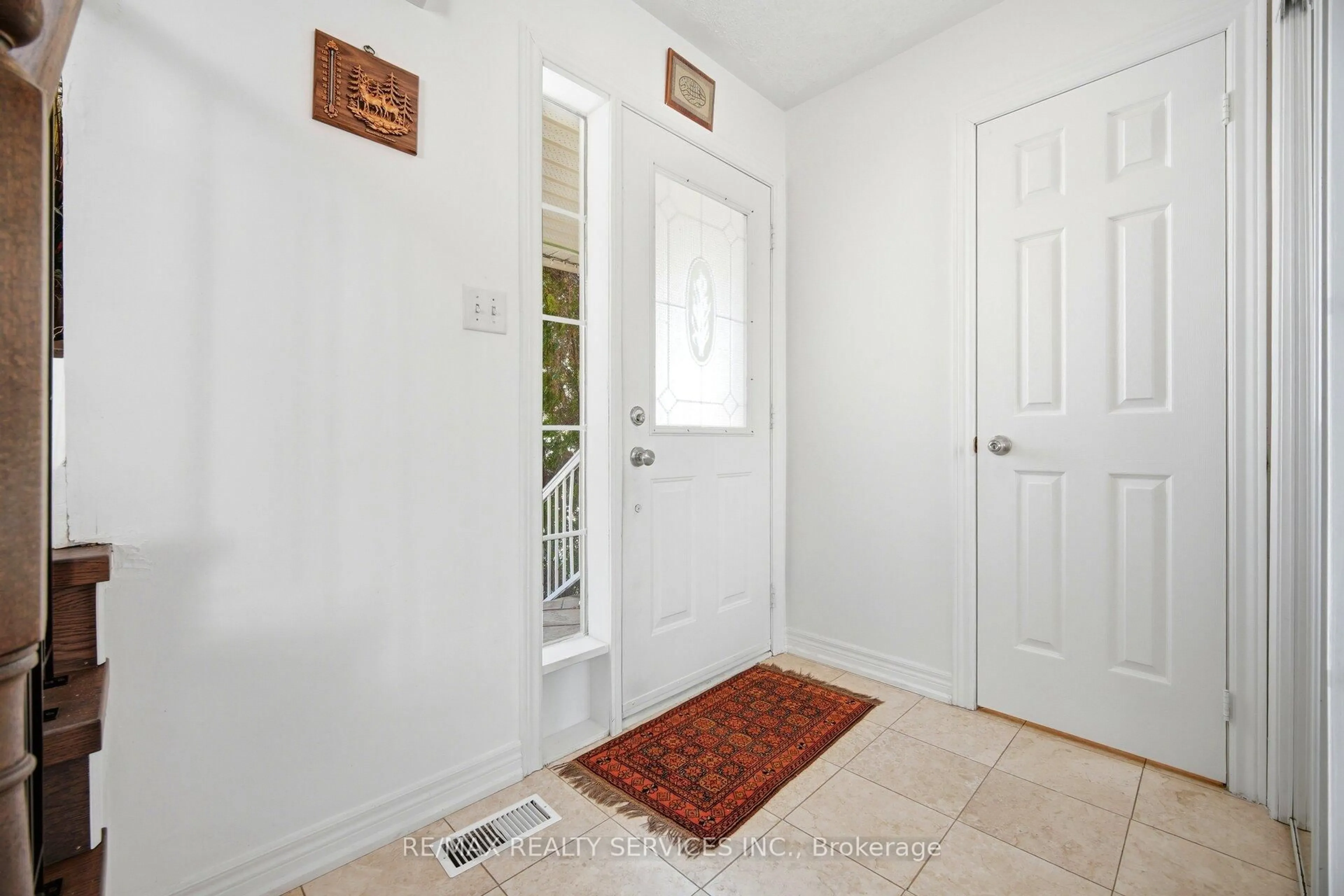 Indoor entryway for 28 GOLD PARK Pl, Brampton Ontario L7A 2E2