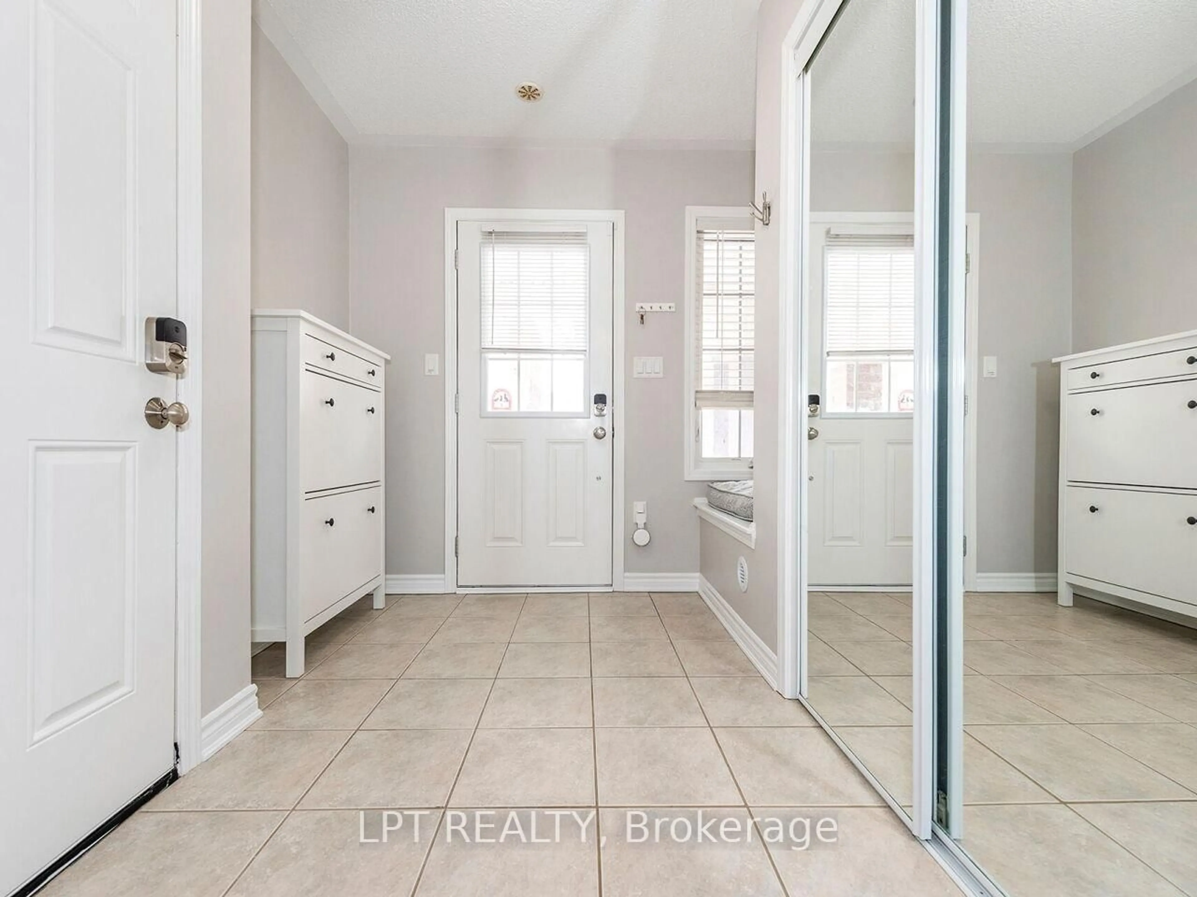 Indoor entryway for 1585 Leblanc Crt, Milton Ontario L9E 0A4