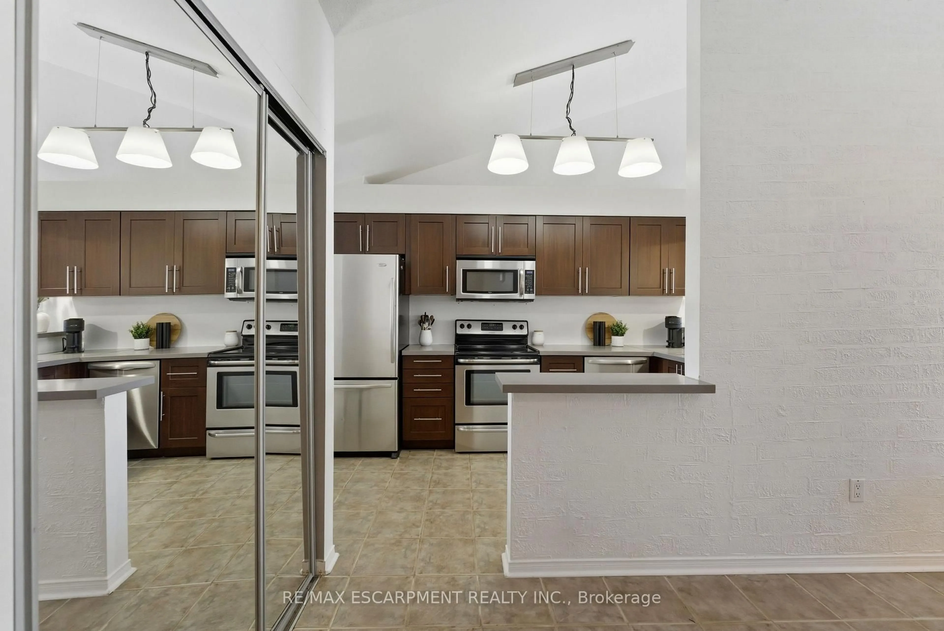 Open concept kitchen, ceramic/tile floor for 109 Bristol Rd #140, Mississauga Ontario L4Z 3P6