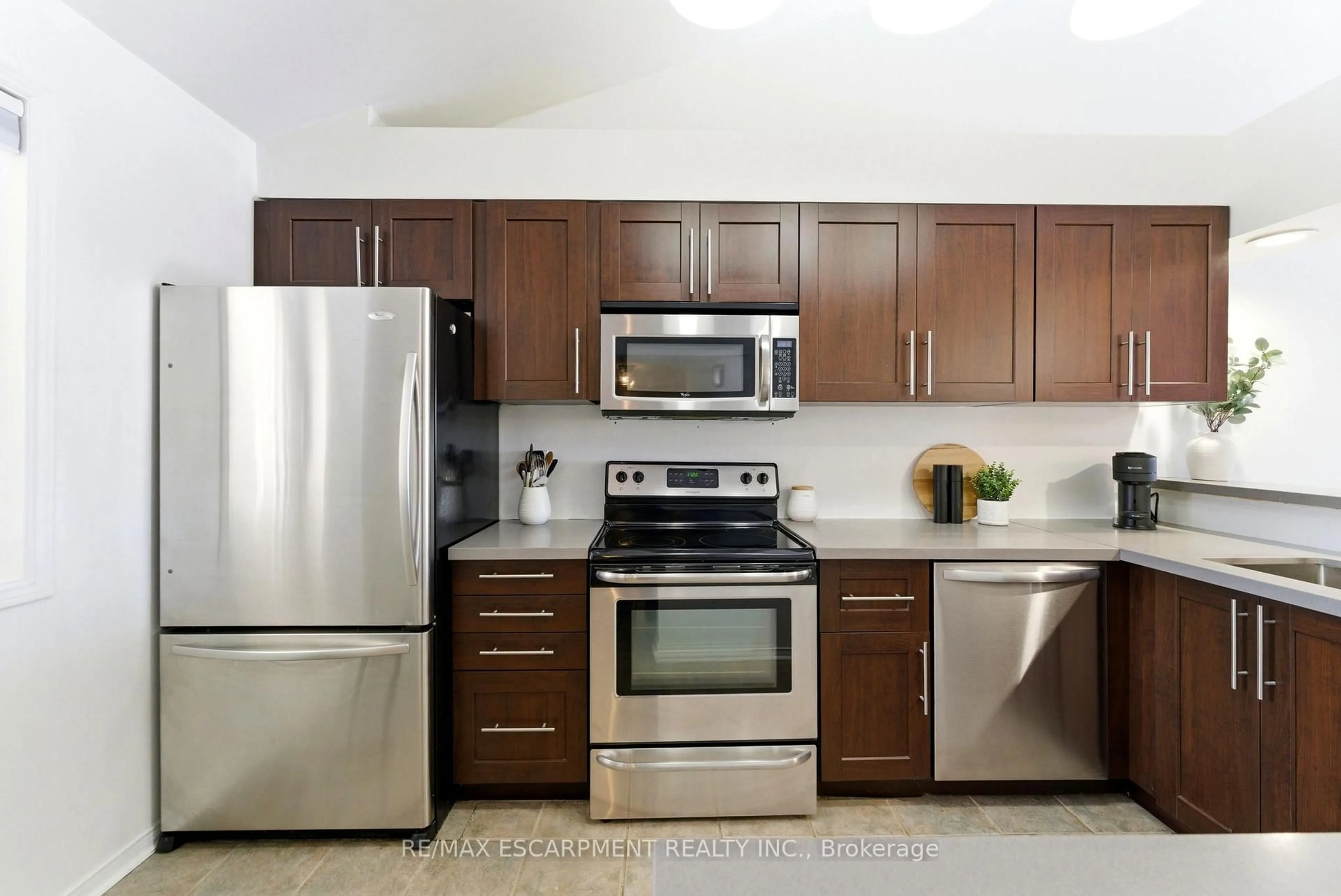 Standard kitchen, unknown for 109 Bristol Rd #140, Mississauga Ontario L4Z 3P6