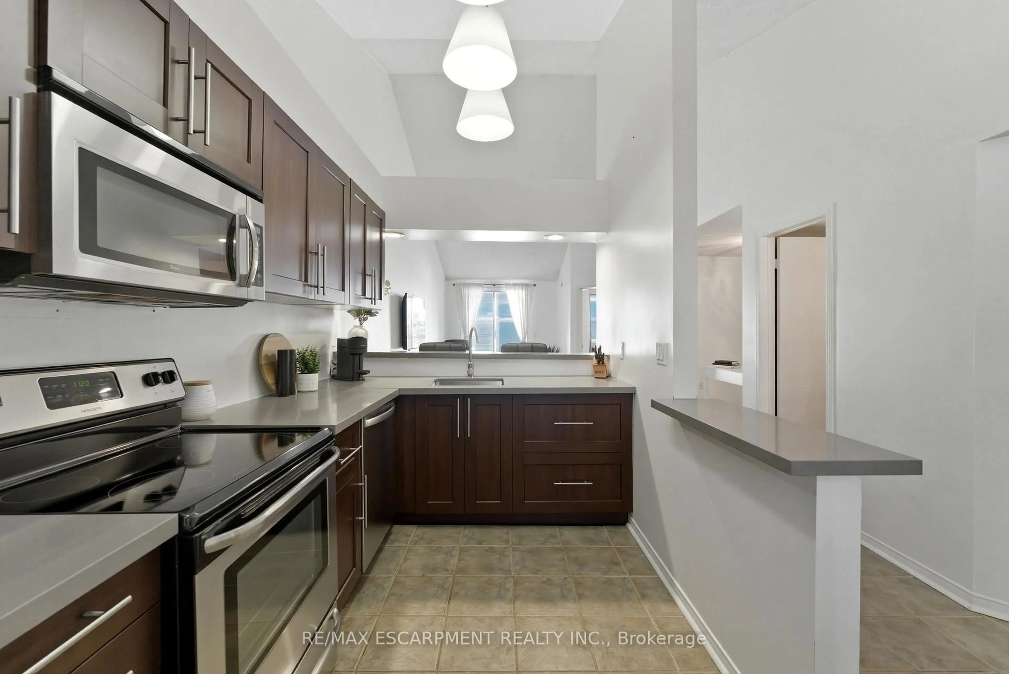 Standard kitchen, ceramic/tile floor for 109 Bristol Rd #140, Mississauga Ontario L4Z 3P6