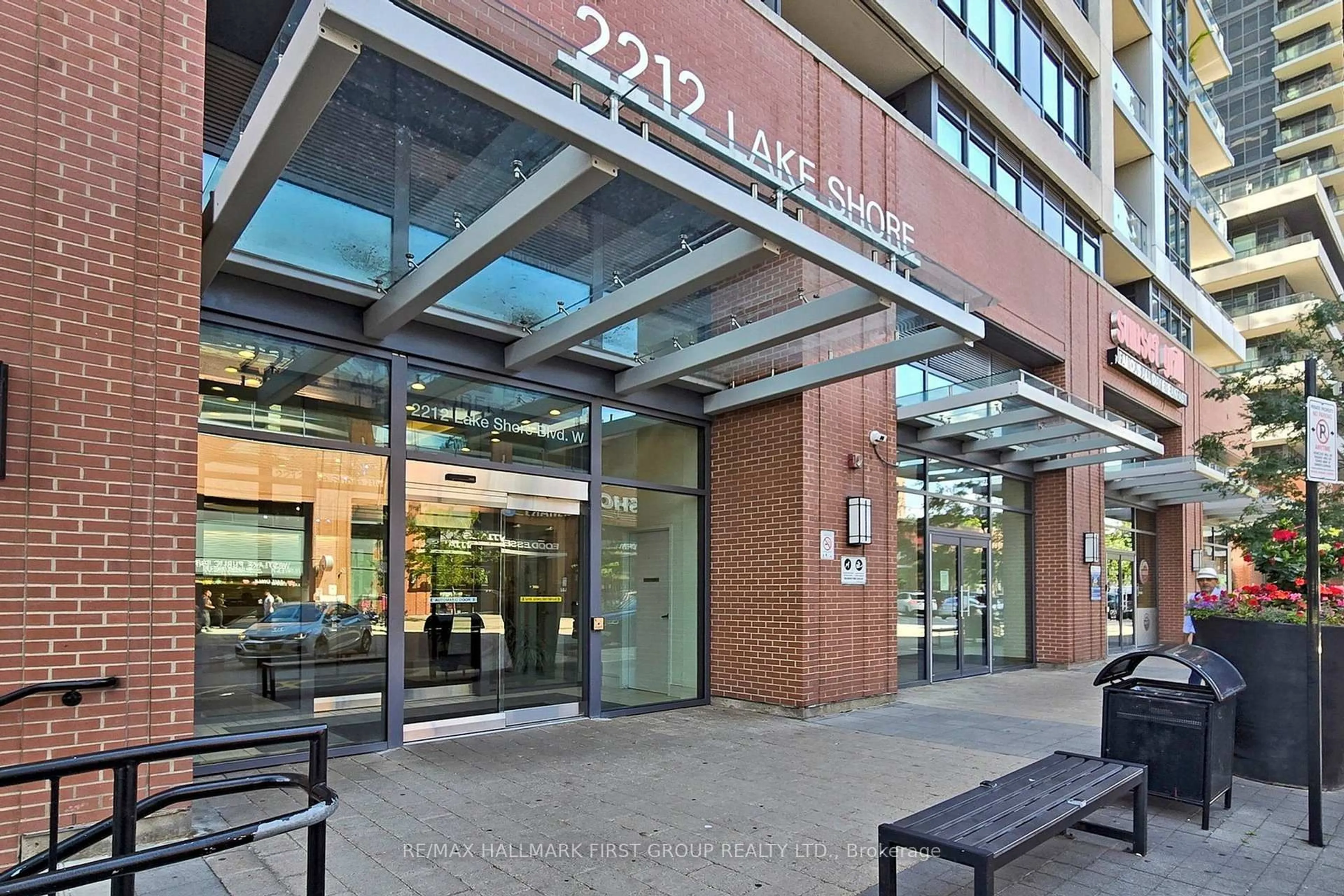 Indoor foyer for 2212 Lakeshore Blvd #713, Toronto Ontario M8V 0C2