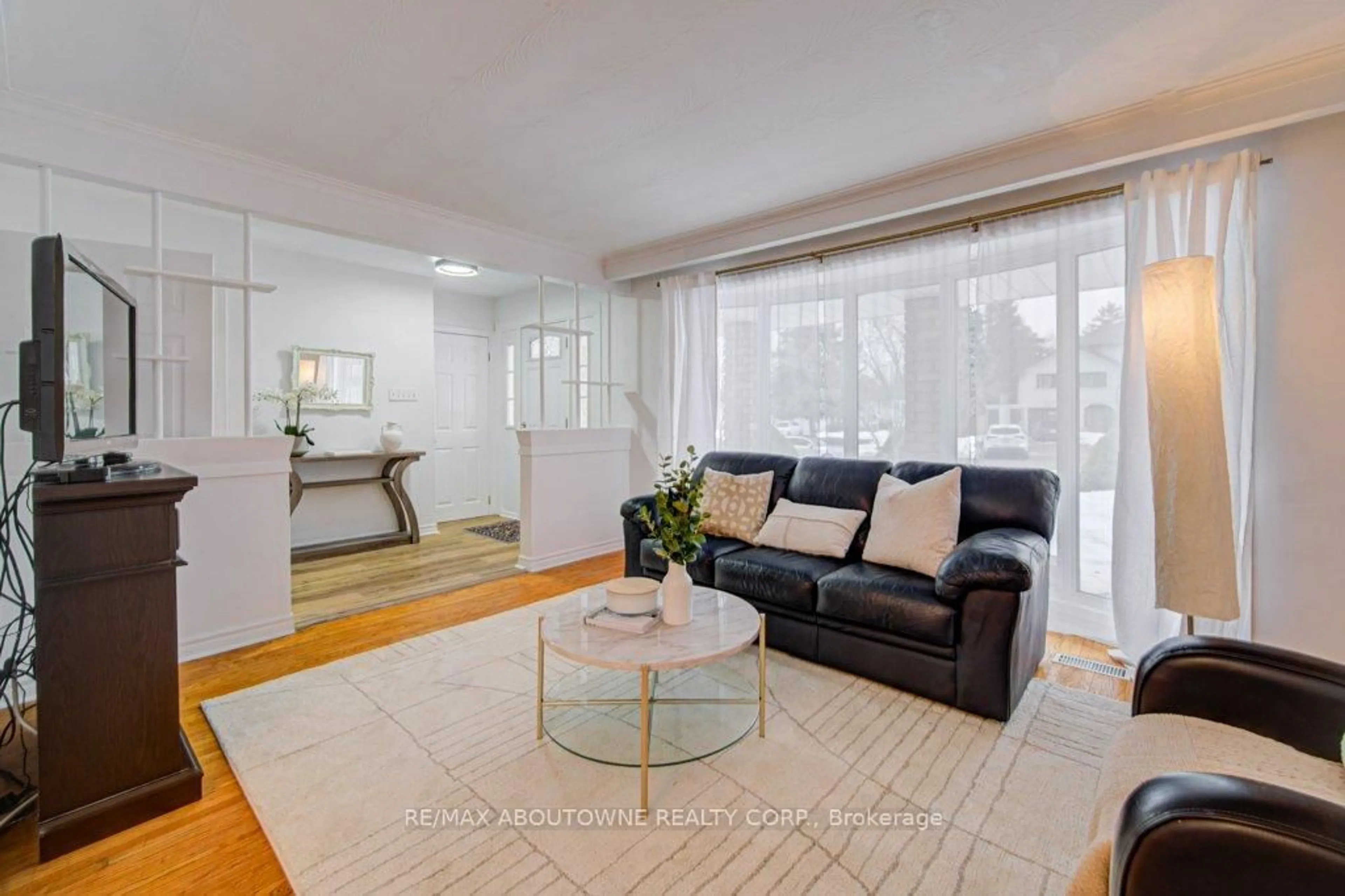 Living room with furniture, unknown for 1239 Montclair Dr, Oakville Ontario L6H 1Z3