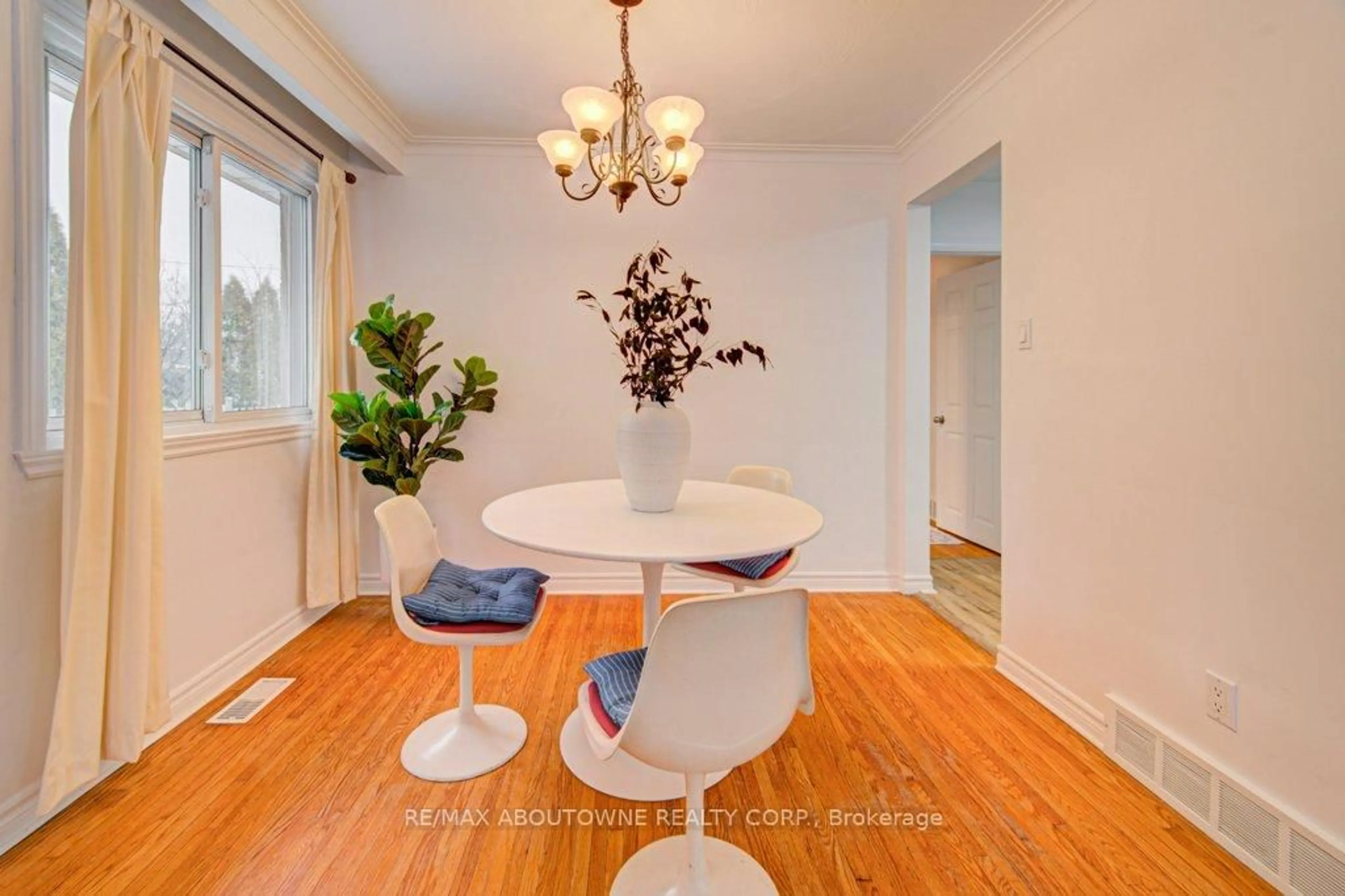 Dining room, wood/laminate floor for 1239 Montclair Dr, Oakville Ontario L6H 1Z3