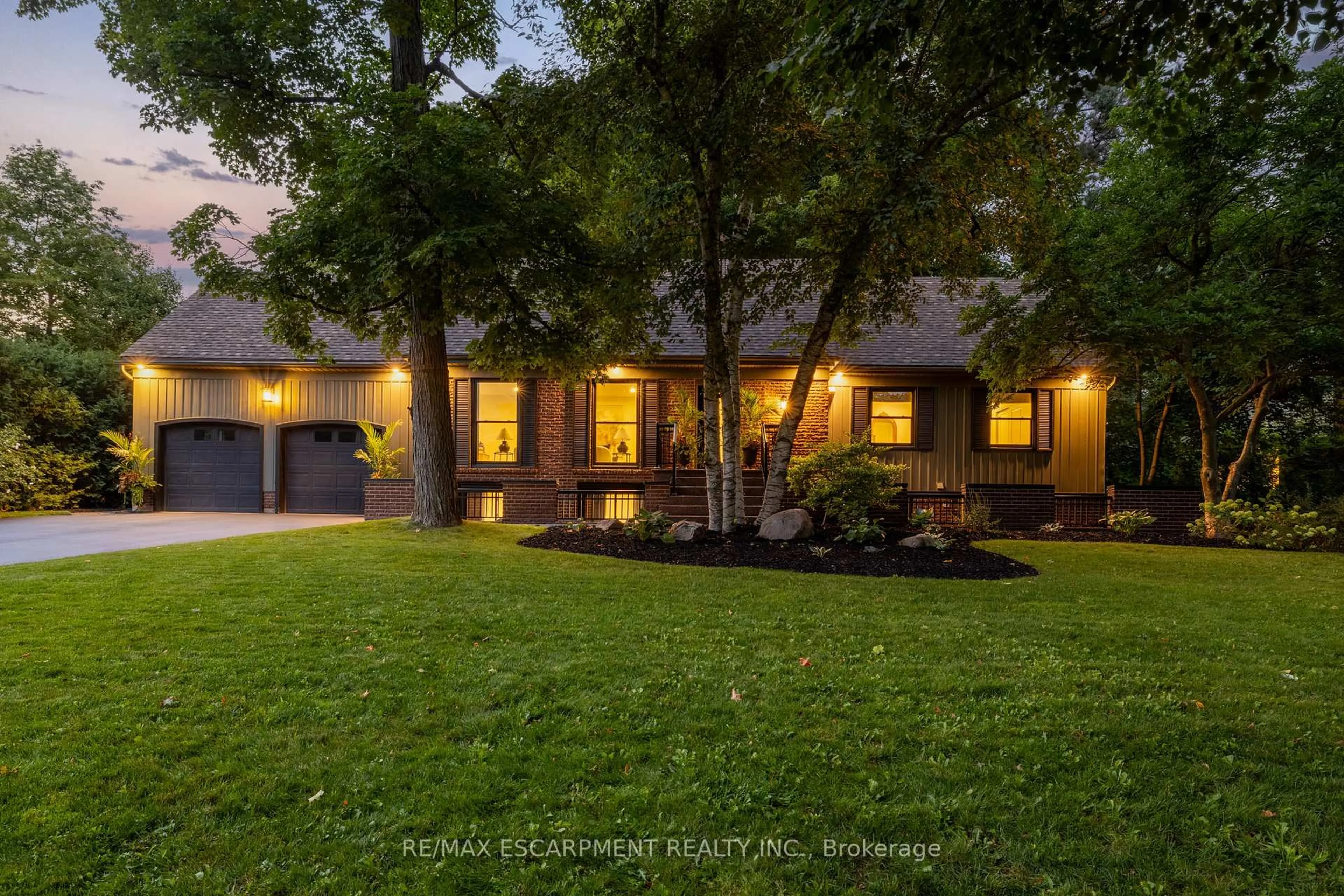 A pic from outside/outdoor area/front of a property/back of a property/a pic from drone, street for 2129 Highview Dr, Burlington Ontario L7P 0P2