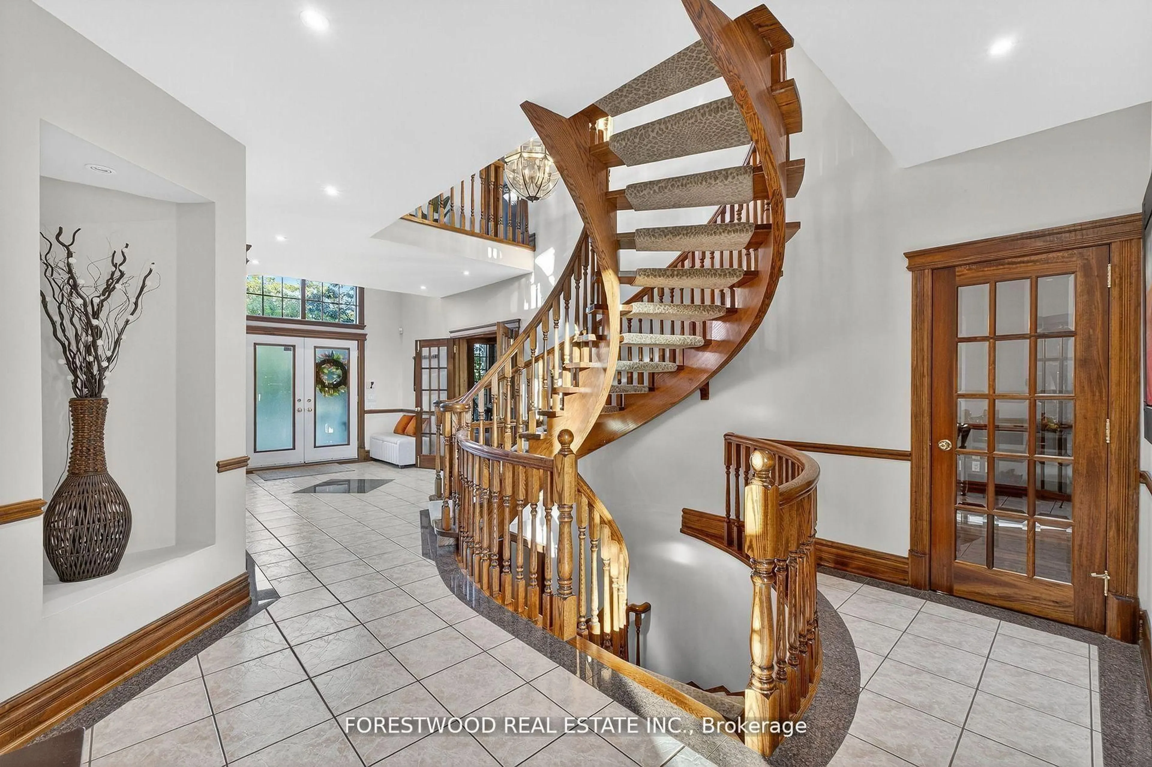 Indoor foyer for 971 Lovingston Cres, Mississauga Ontario L4W 3V7