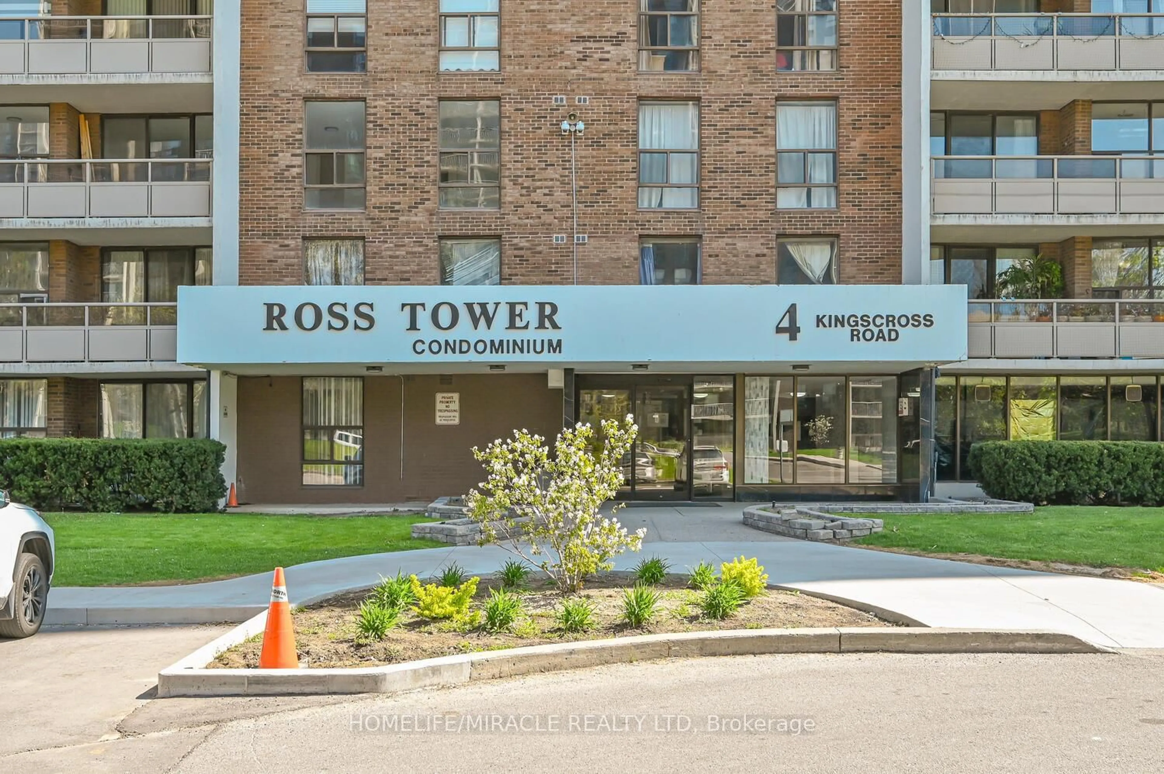 Indoor foyer for 4 Kings Cross Rd #1802, Brampton Ontario L6T 3X8