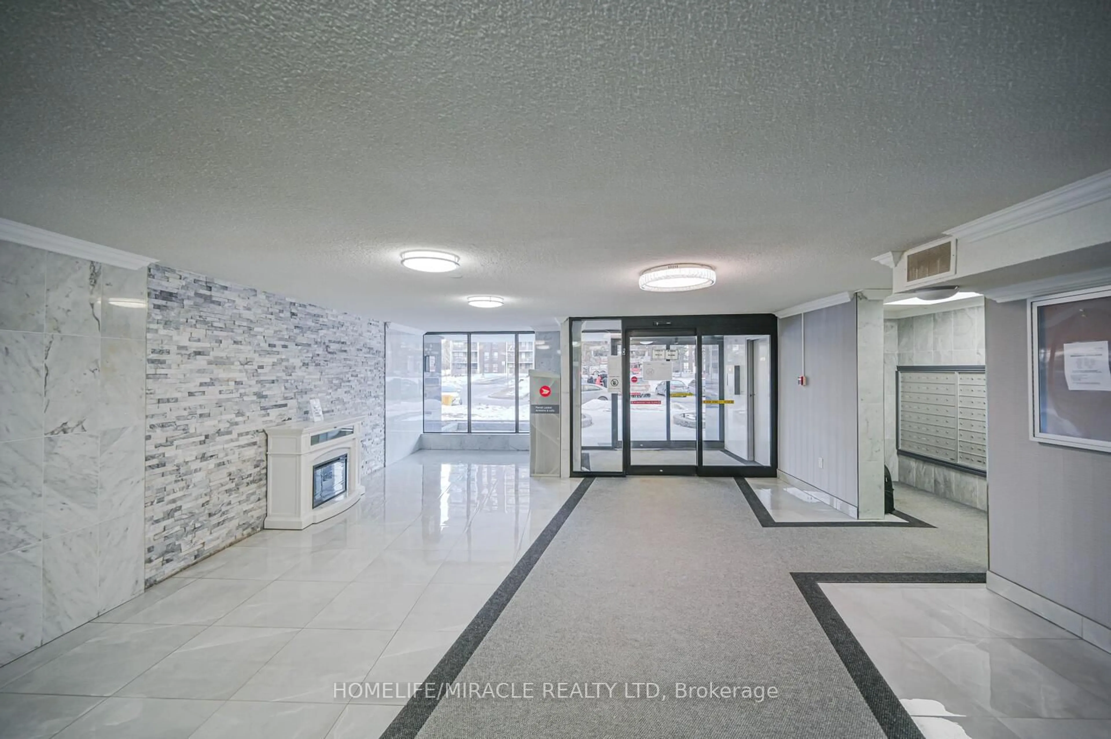 Indoor foyer for 4 Kings Cross Rd #1802, Brampton Ontario L6T 3X8