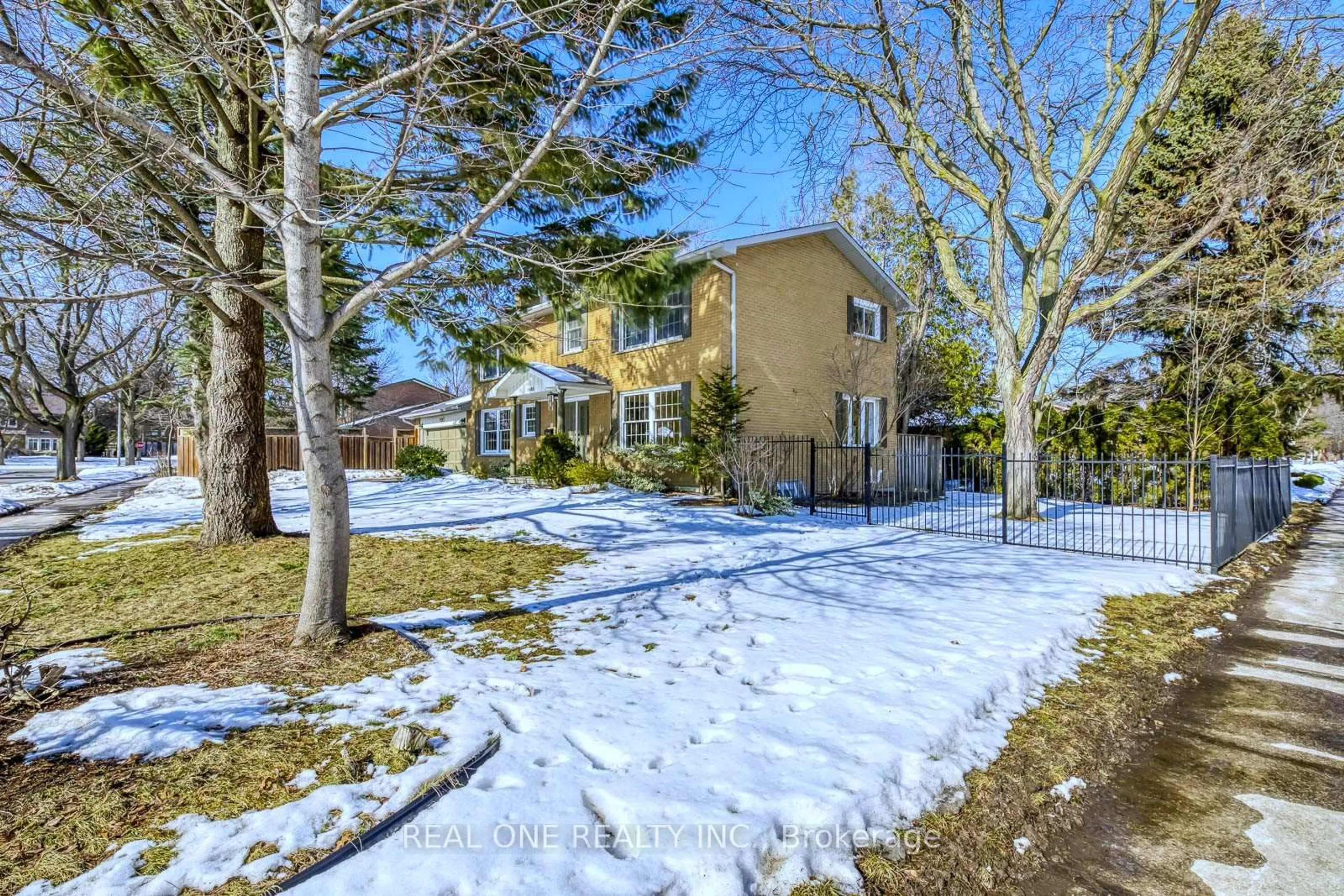 A pic from outside/outdoor area/front of a property/back of a property/a pic from drone, street for 1585 Crombie Rd, Mississauga Ontario L5J 4J1