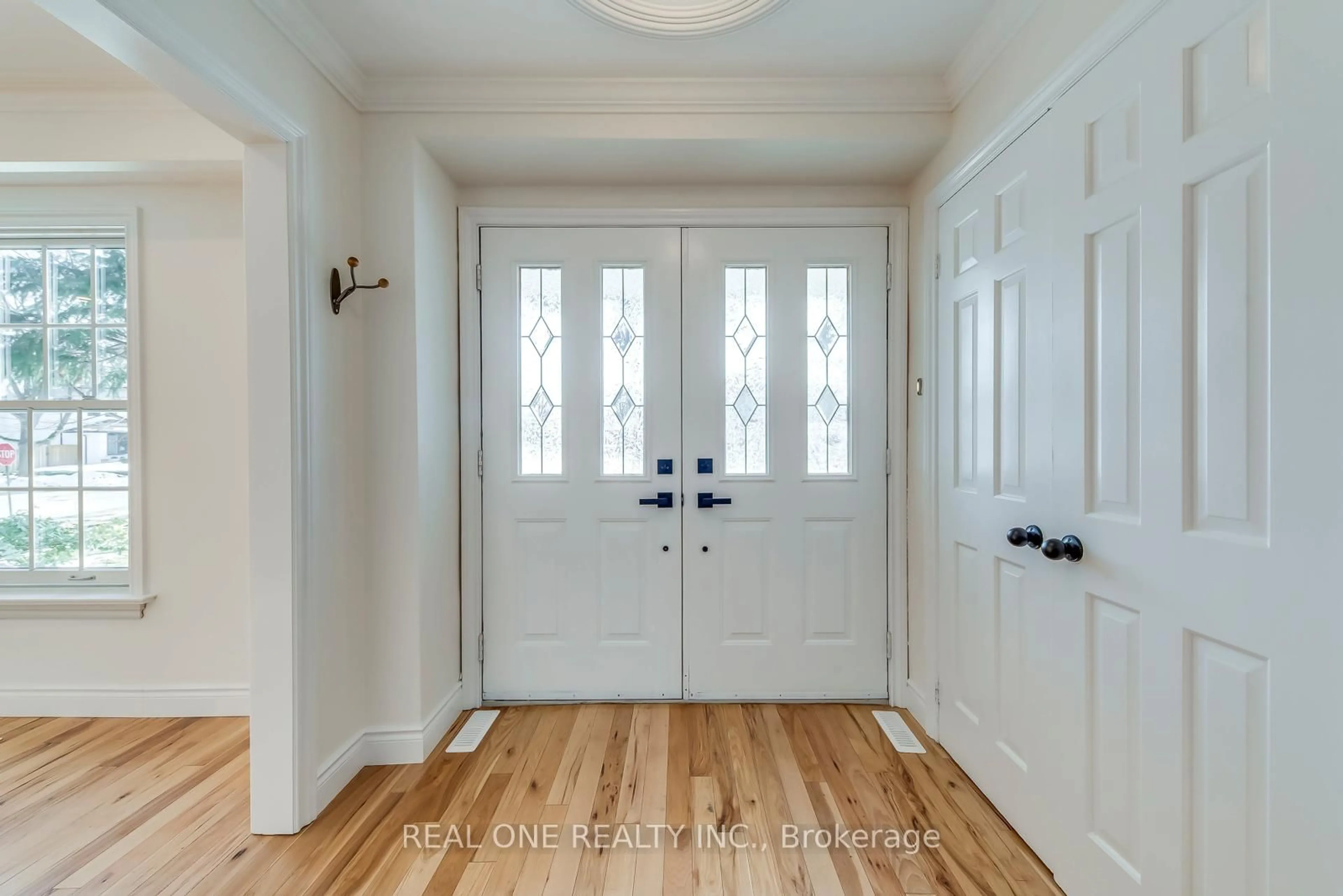 Indoor entryway for 1585 Crombie Rd, Mississauga Ontario L5J 4J1