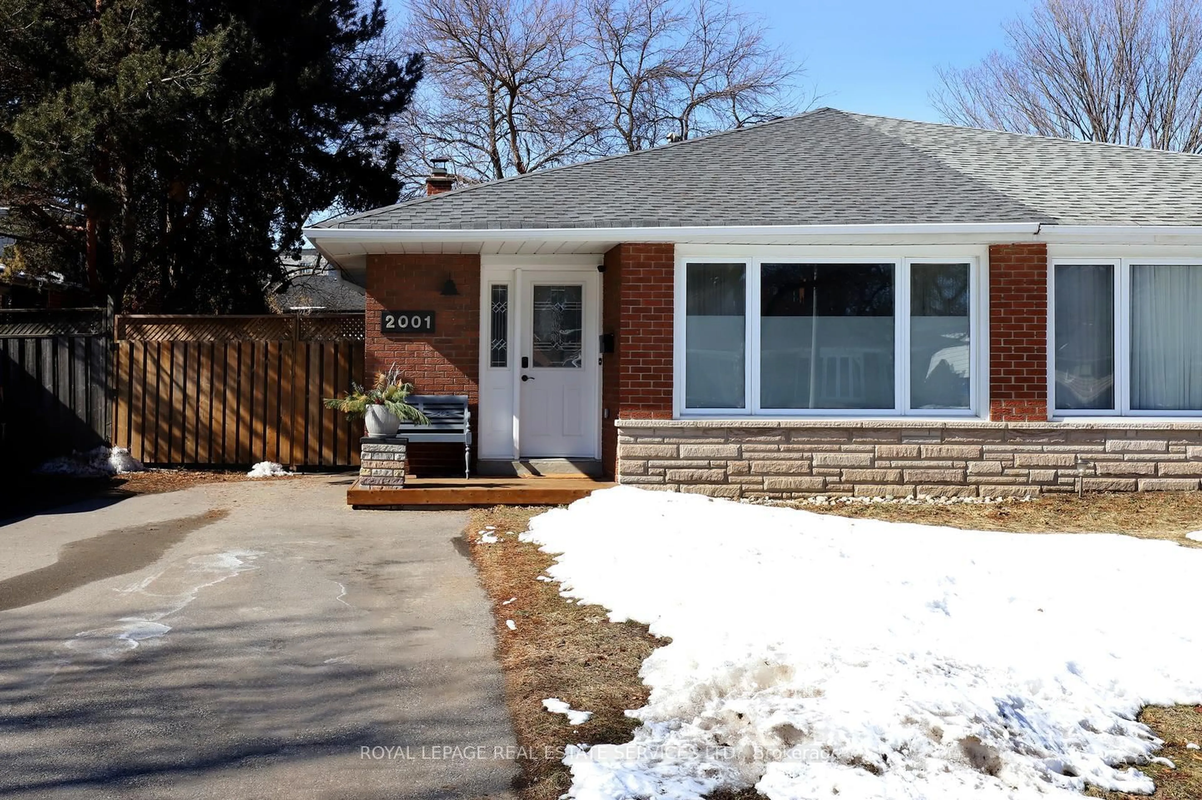 Home with brick exterior material, street for 2001 Silverberry Cres, Mississauga Ontario L5J 1C8