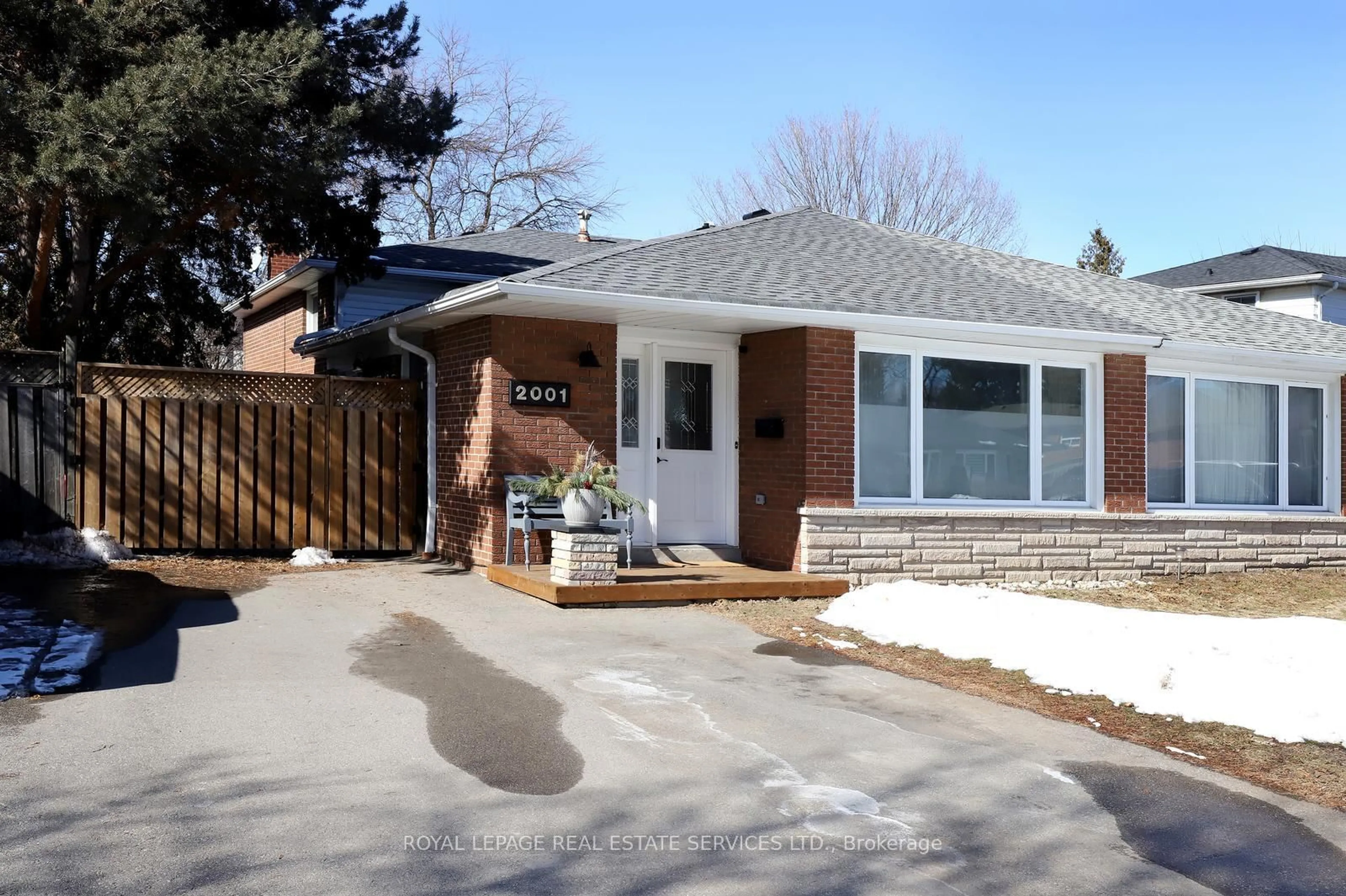 Home with brick exterior material, street for 2001 Silverberry Cres, Mississauga Ontario L5J 1C8