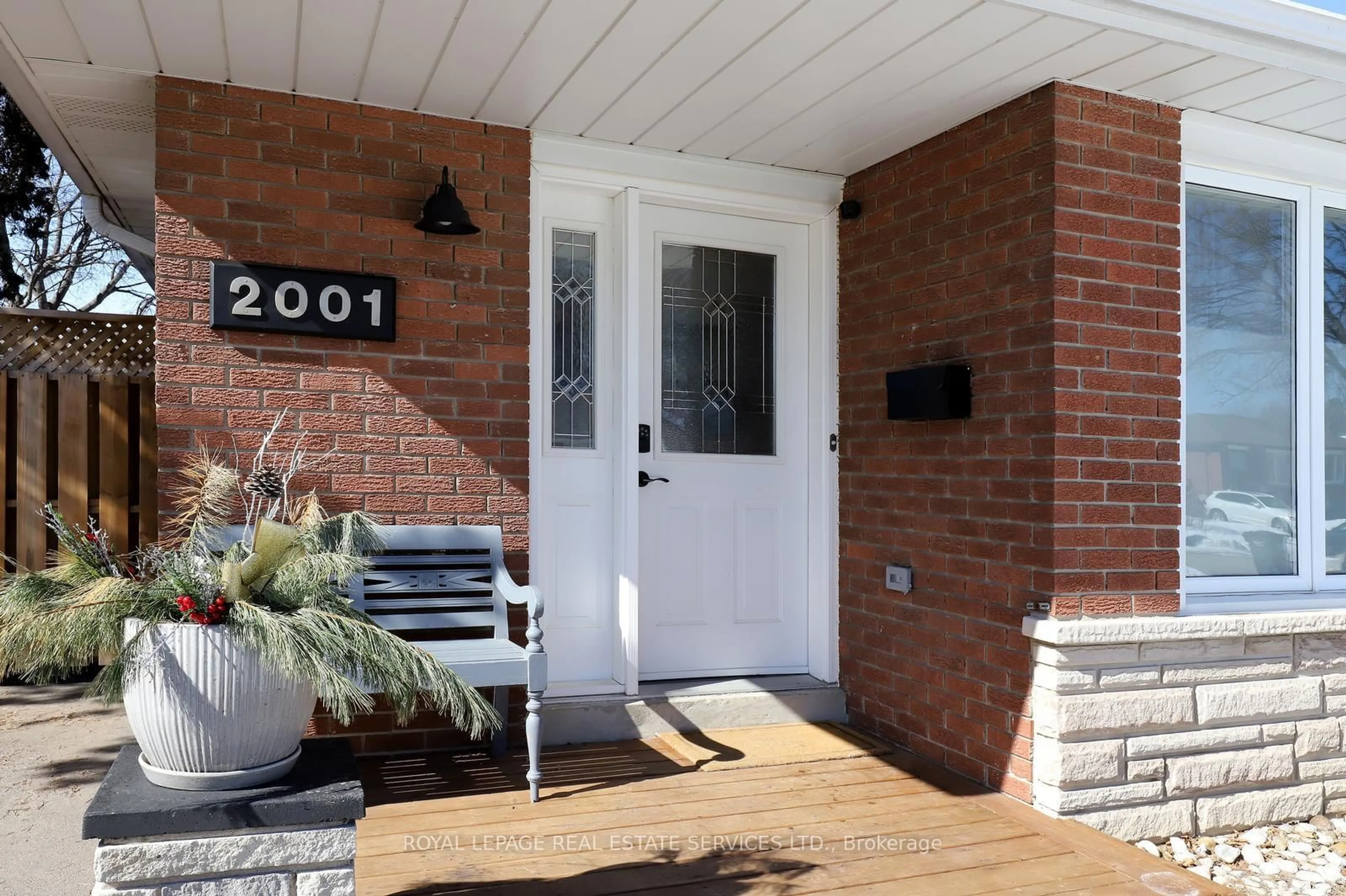 Indoor entryway for 2001 Silverberry Cres, Mississauga Ontario L5J 1C8