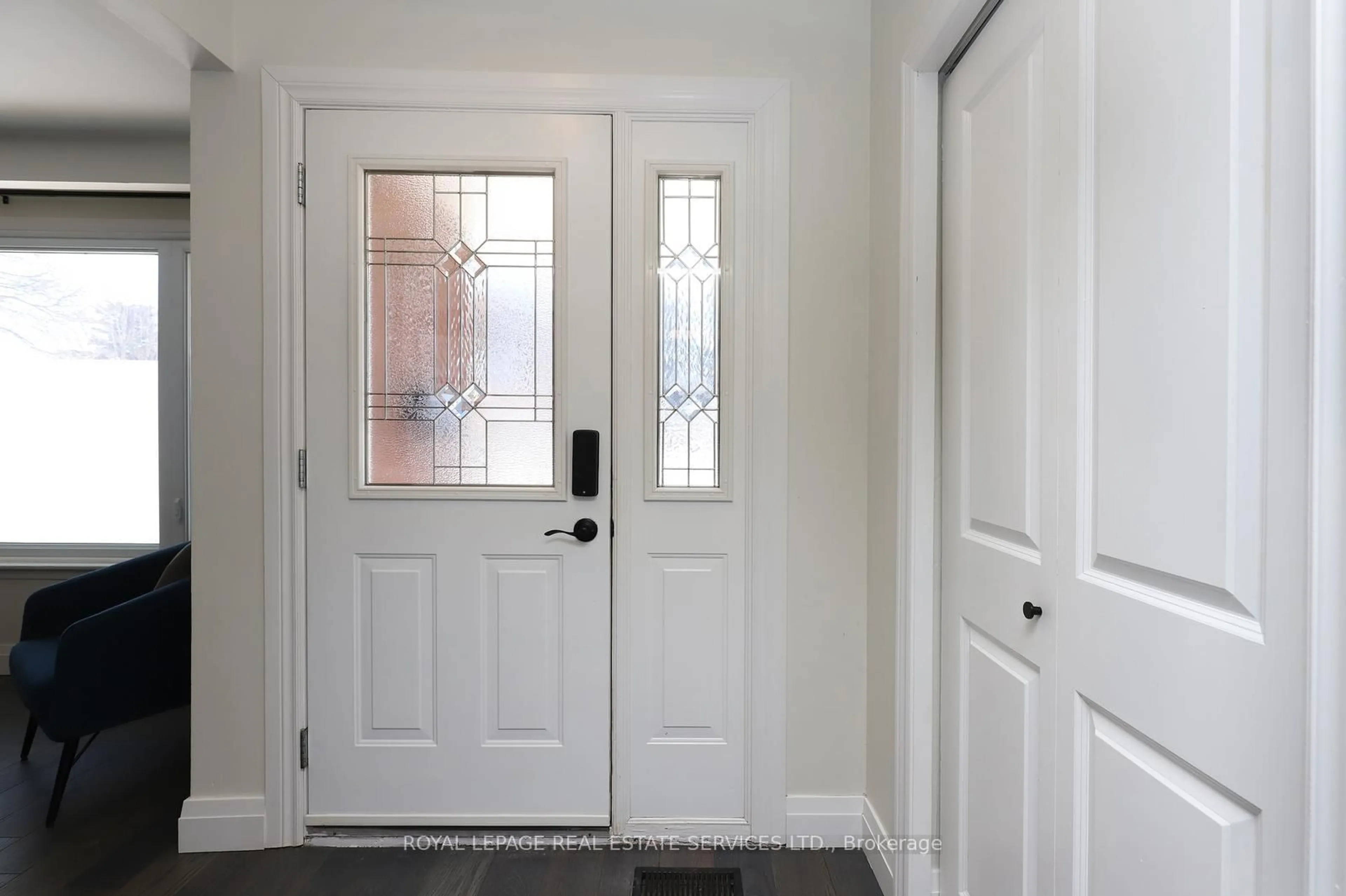 Indoor entryway for 2001 Silverberry Cres, Mississauga Ontario L5J 1C8