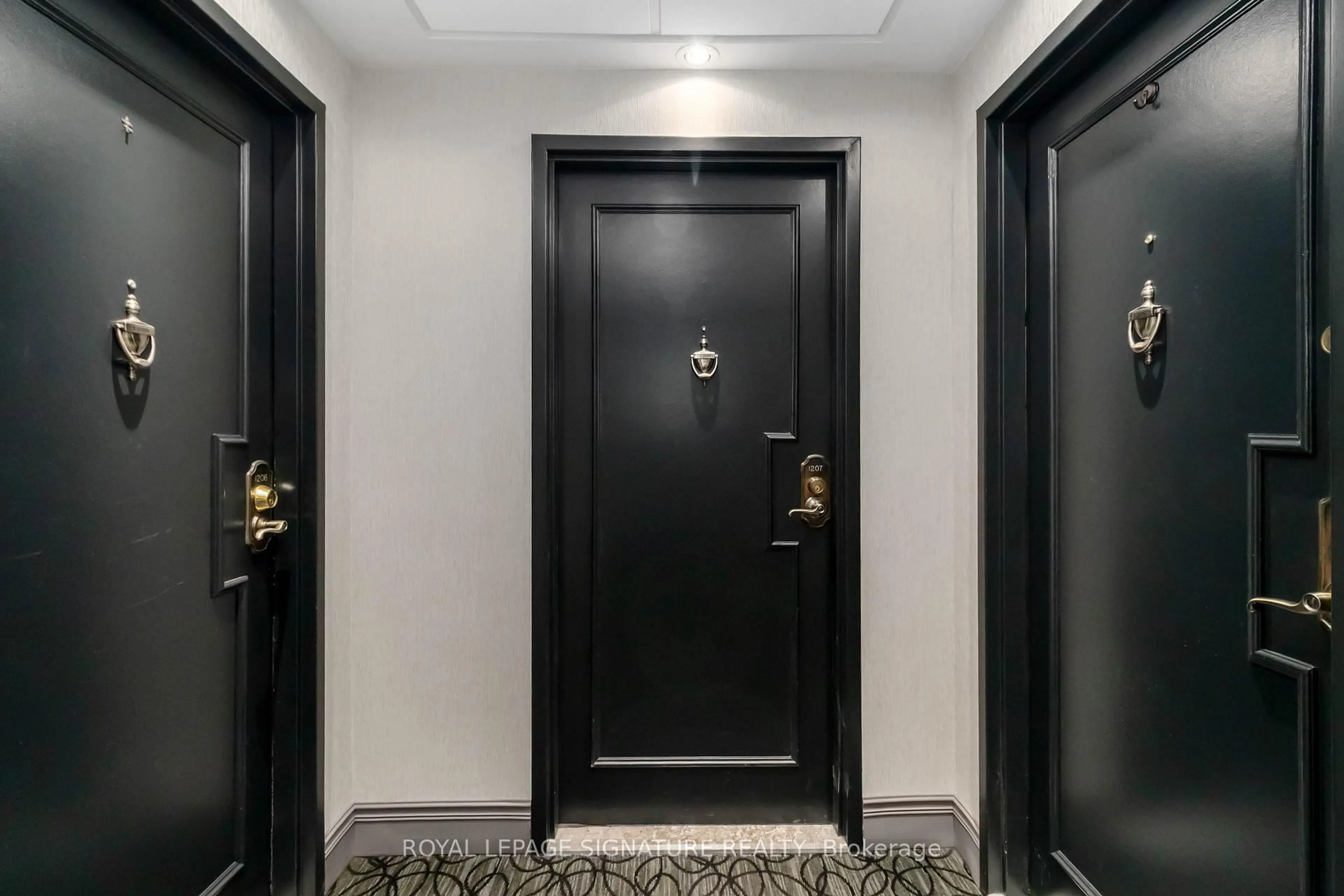 Indoor foyer for 1359 White Oaks Blvd #1207, Oakville Ontario L6H 2R8