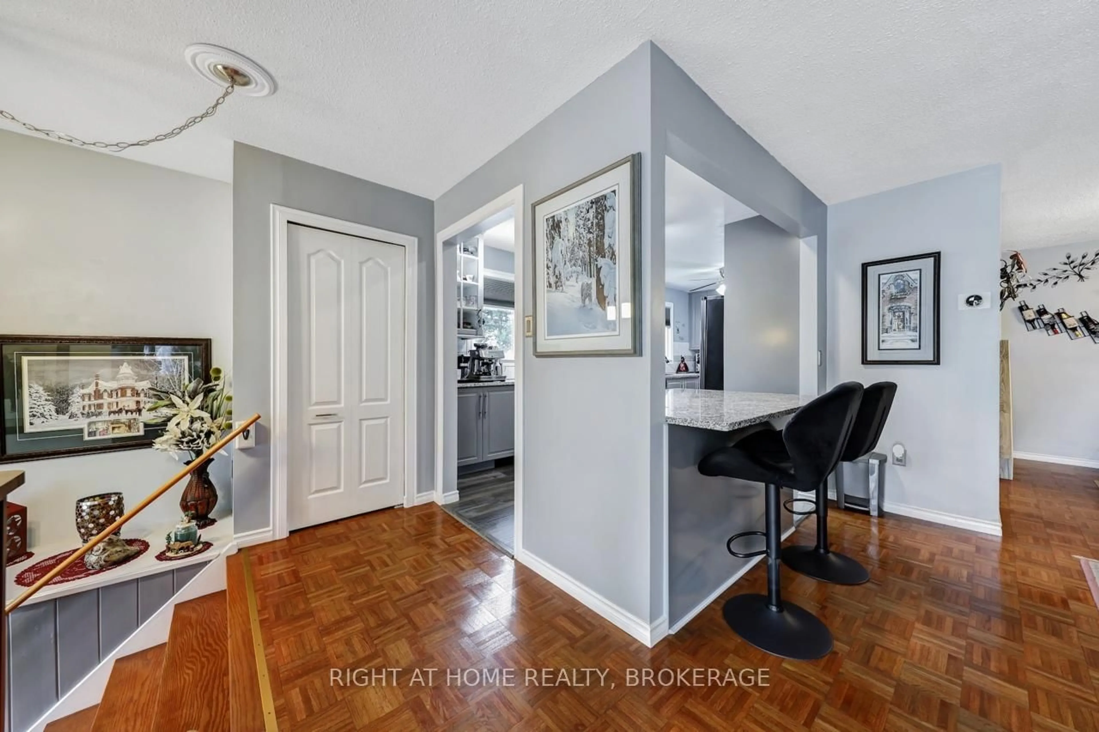 Indoor entryway for 7327 Joliette Cres, Mississauga Ontario L5N 1Z2