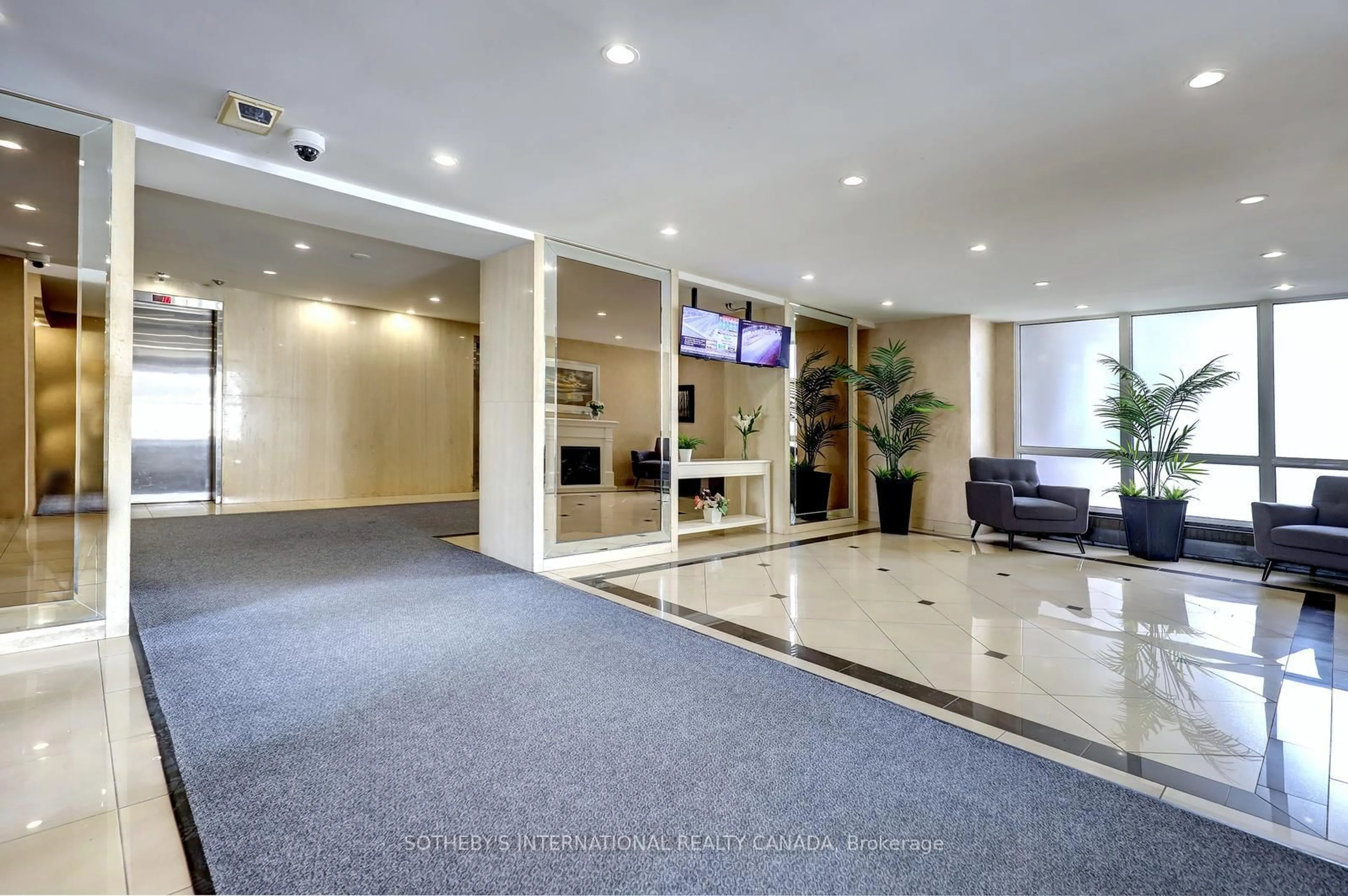 Indoor foyer for 1515 Lakeshore Rd #104, Mississauga Ontario L5E 3E2
