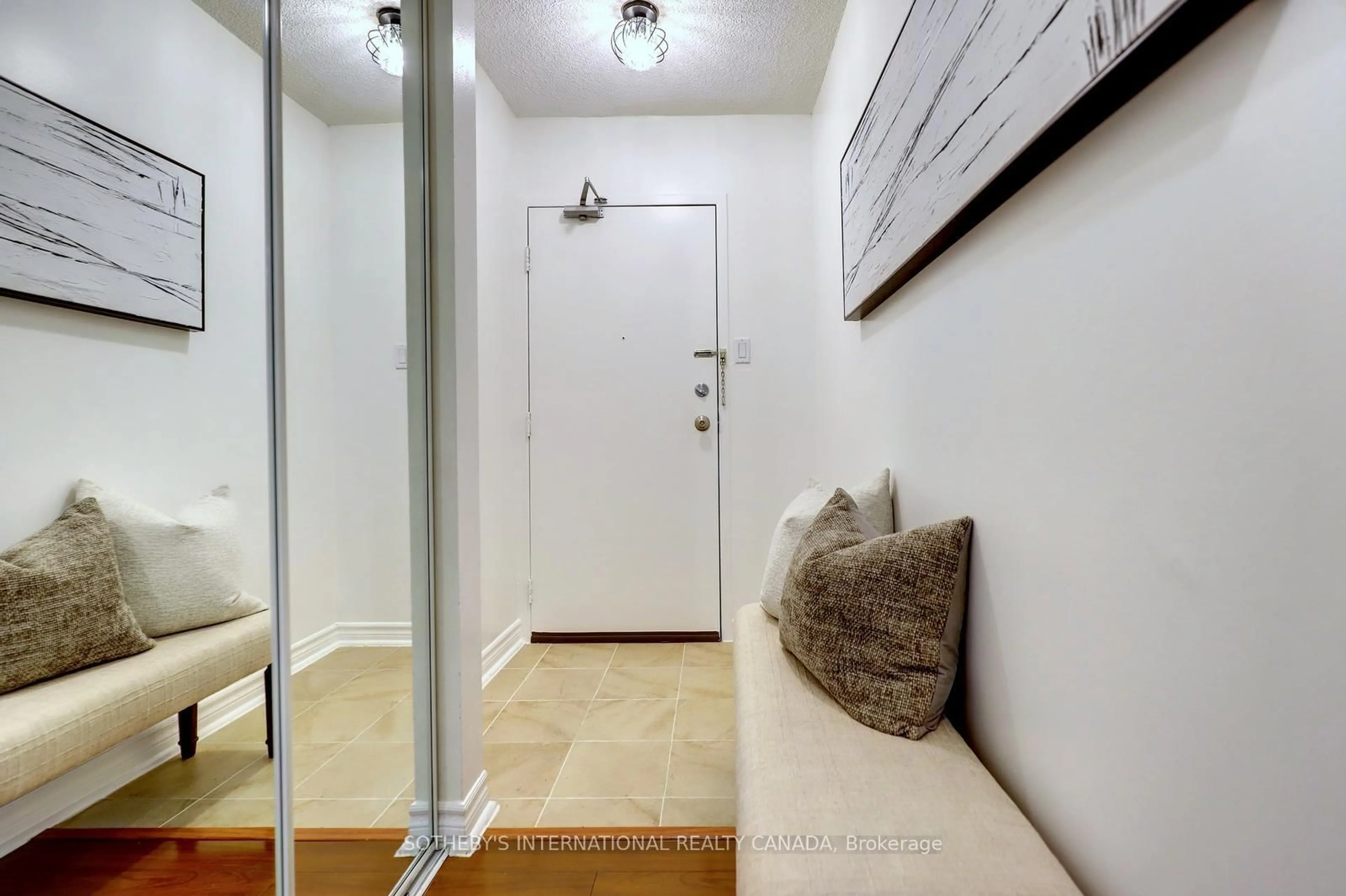 Indoor entryway for 1515 Lakeshore Rd #104, Mississauga Ontario L5E 3E2