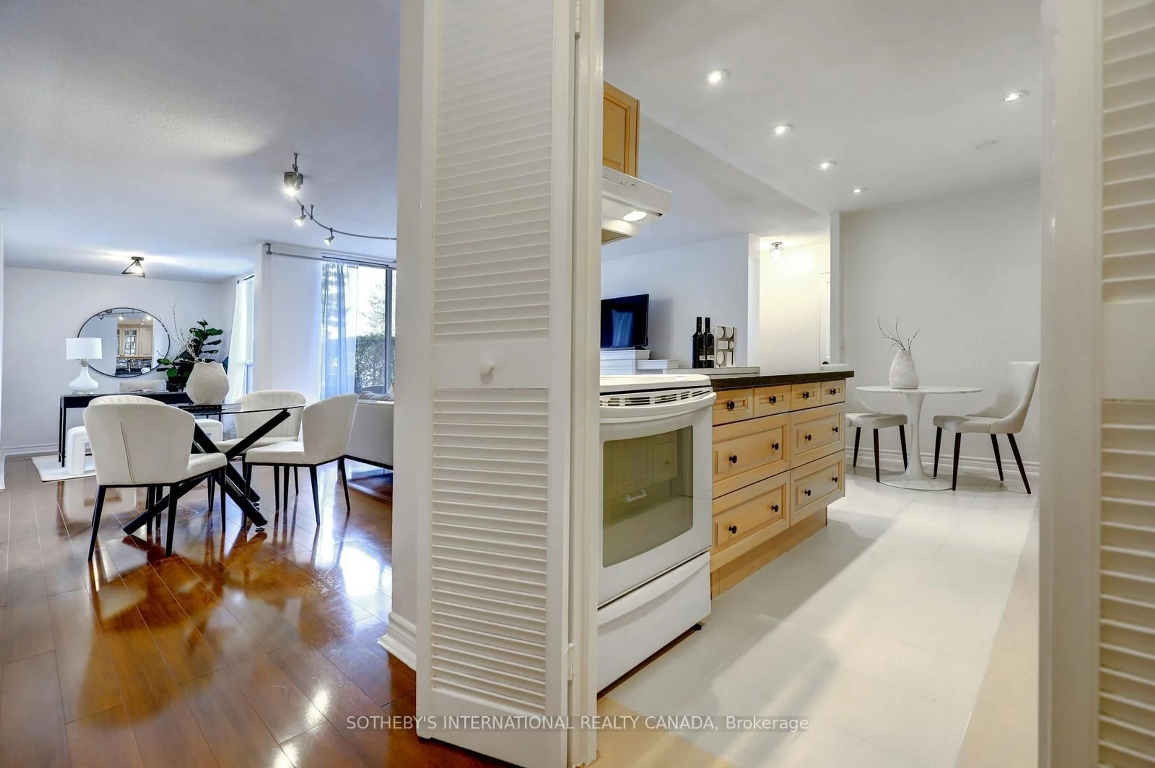 Open concept kitchen, unknown for 1515 Lakeshore Rd #104, Mississauga Ontario L5E 3E2