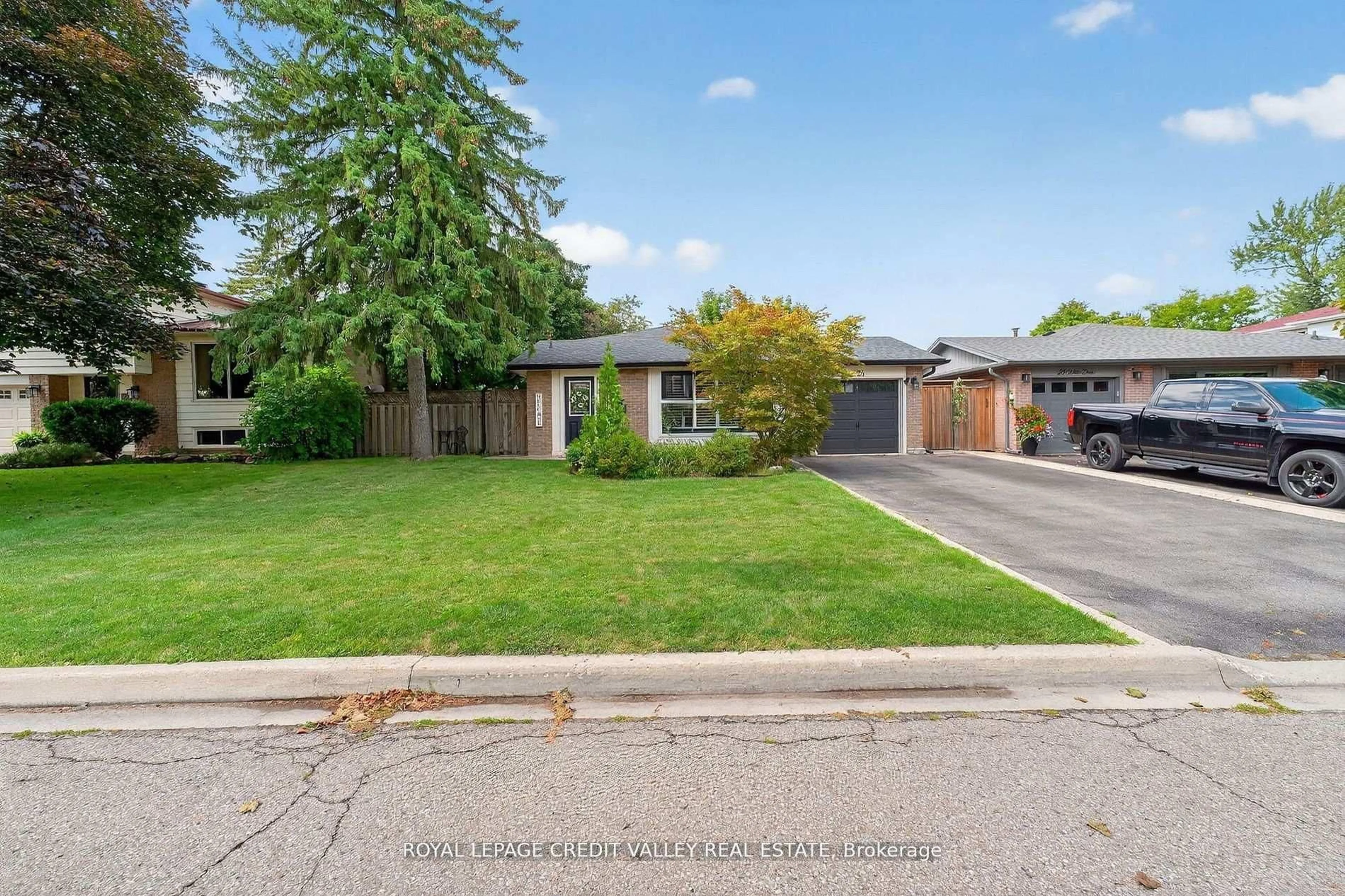 A pic from outside/outdoor area/front of a property/back of a property/a pic from drone, street for 24 Willis Dr, Brampton Ontario L6W 1A9