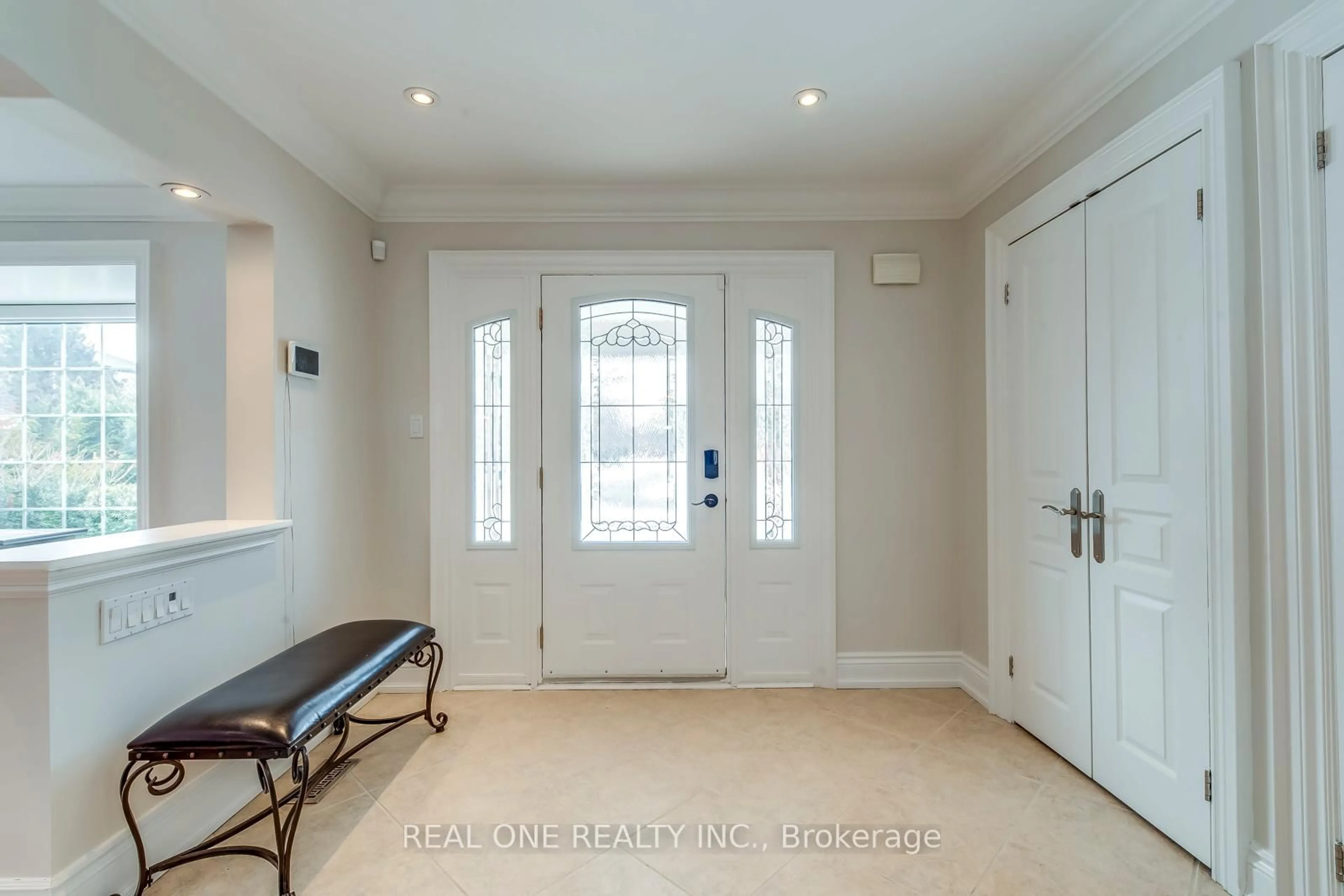 Indoor entryway for 1060 Rockcliffe Crt, Oakville Ontario L6M 1B8
