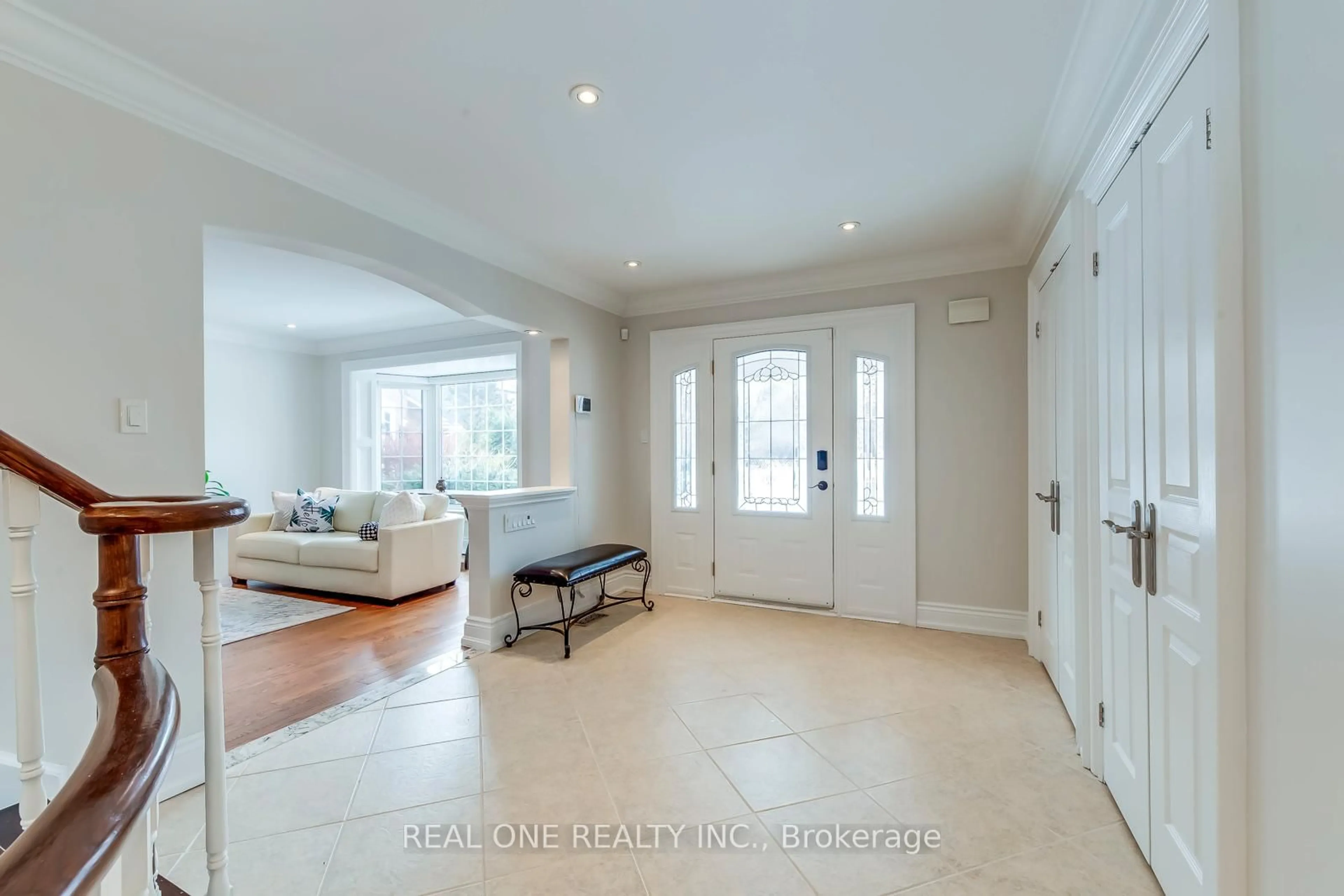 Indoor entryway for 1060 Rockcliffe Crt, Oakville Ontario L6M 1B8