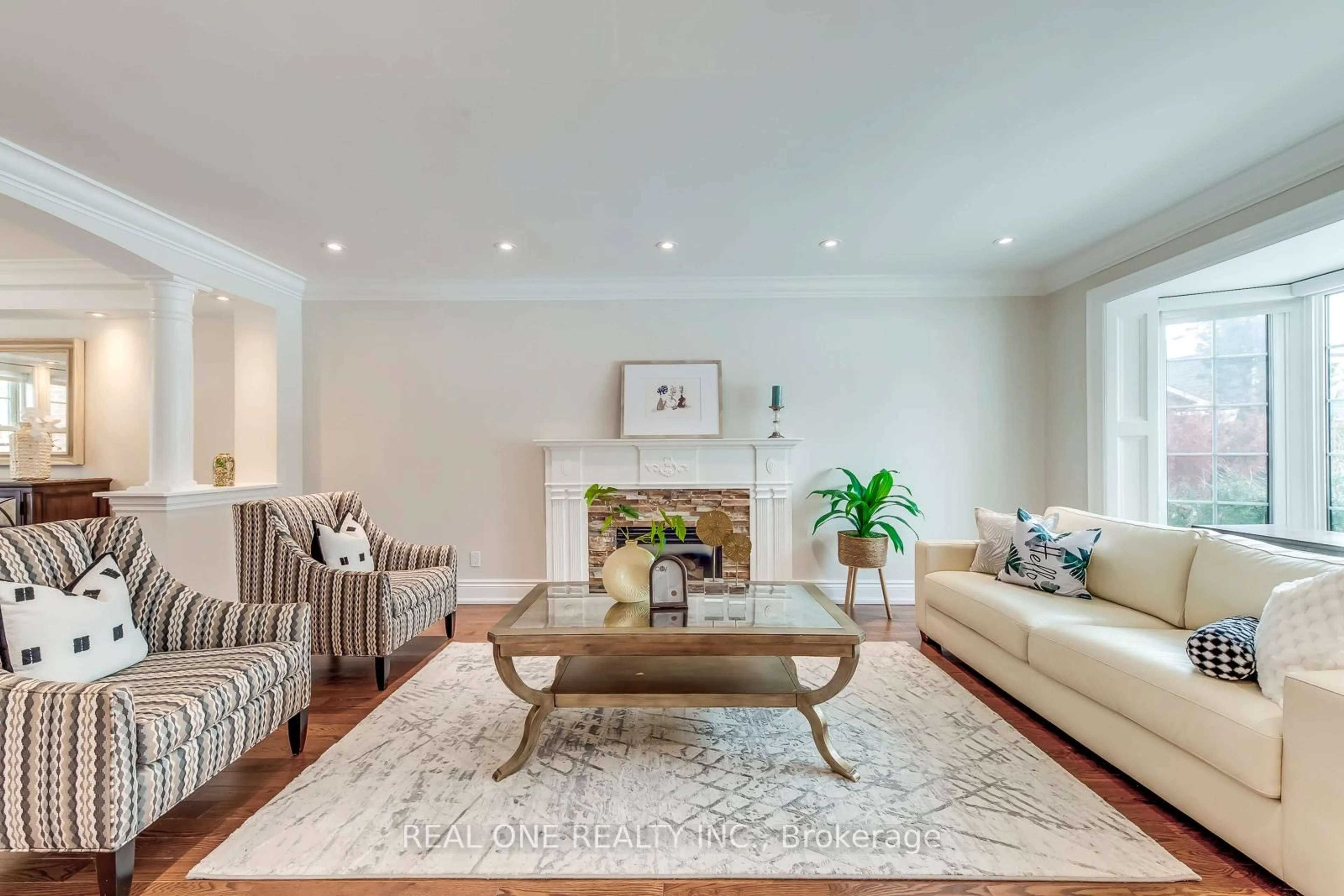 Living room with furniture, unknown for 1060 Rockcliffe Crt, Oakville Ontario L6M 1B8