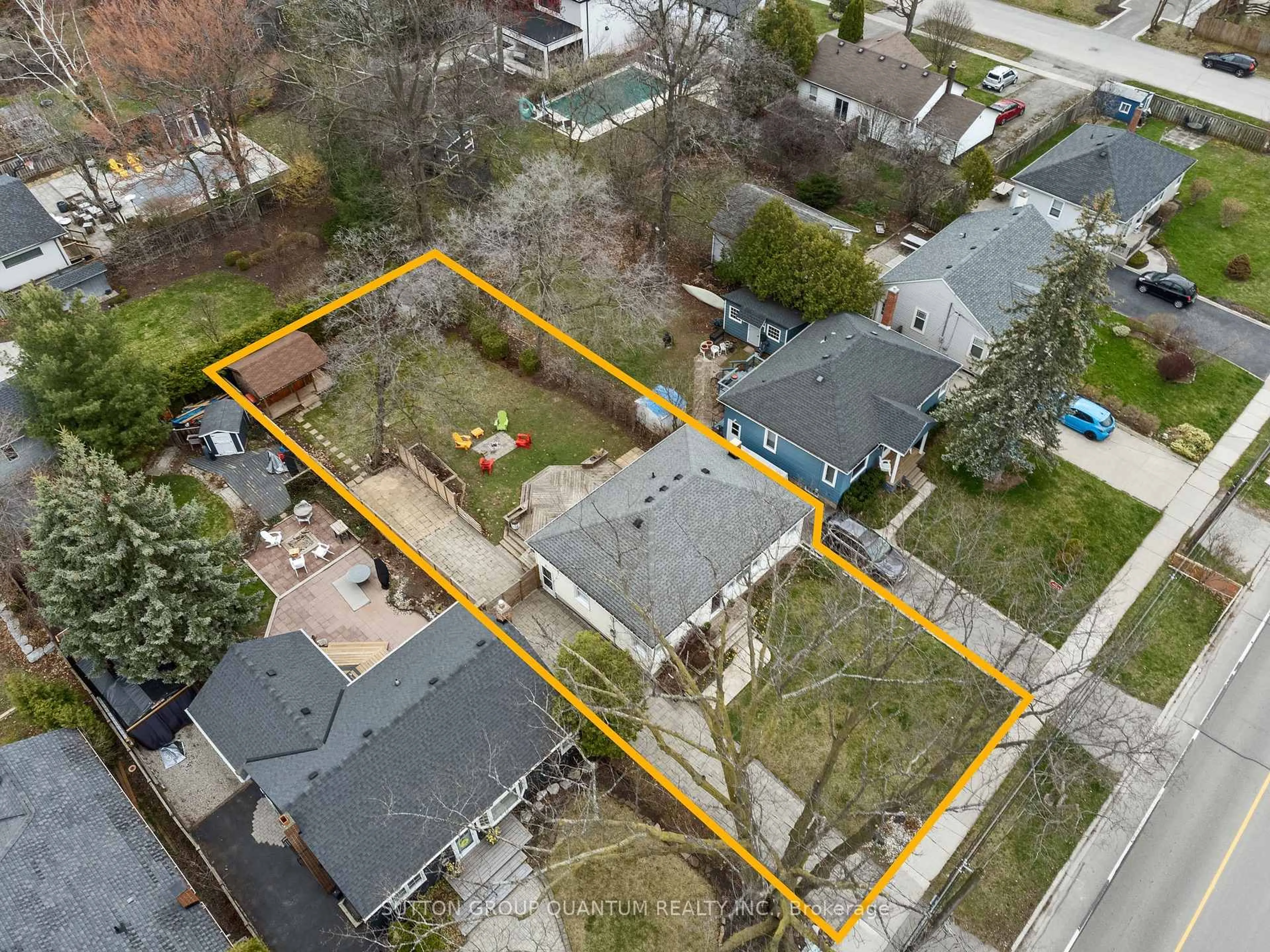 A pic from outside/outdoor area/front of a property/back of a property/a pic from drone, street for 407 Queen Mary Dr, Oakville Ontario L6K 3M2