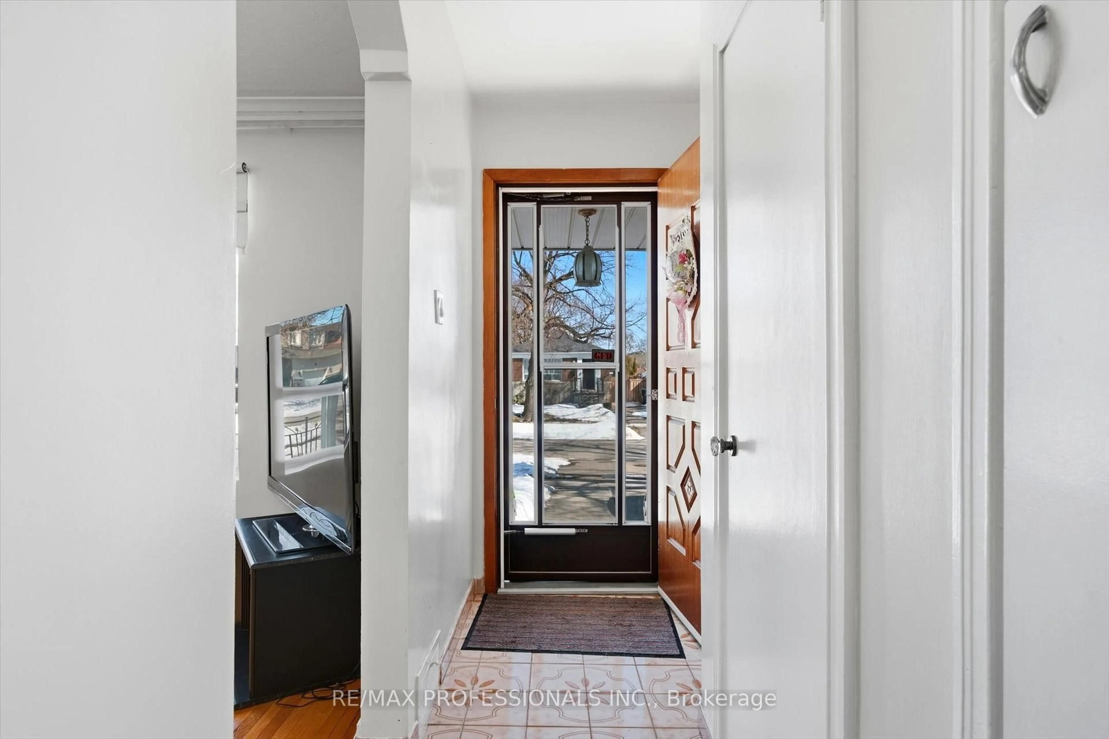 Indoor entryway for 54 Culnan Ave, Toronto Ontario M8Z 5B2